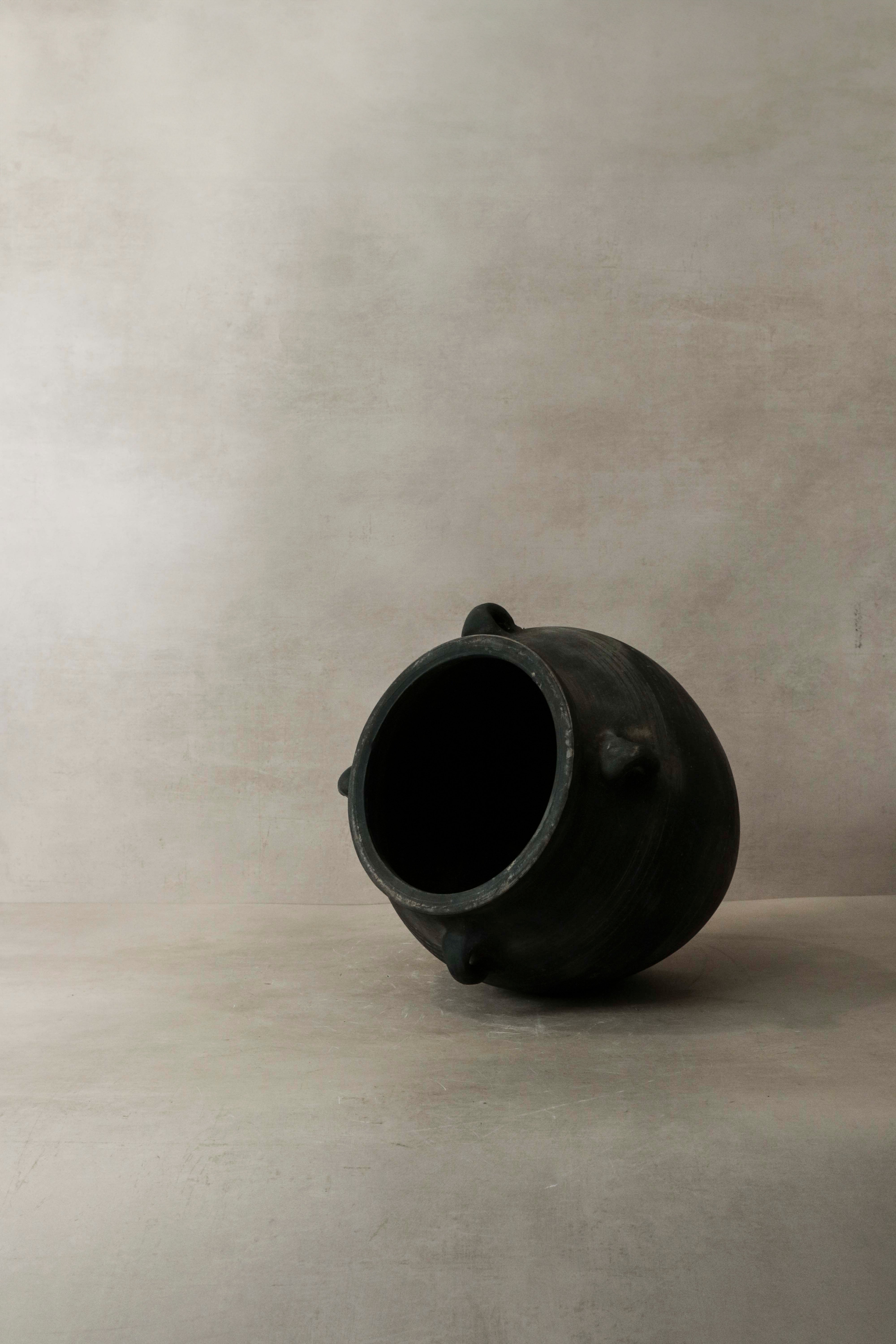 Vintage Dark pot with ears - E4.3