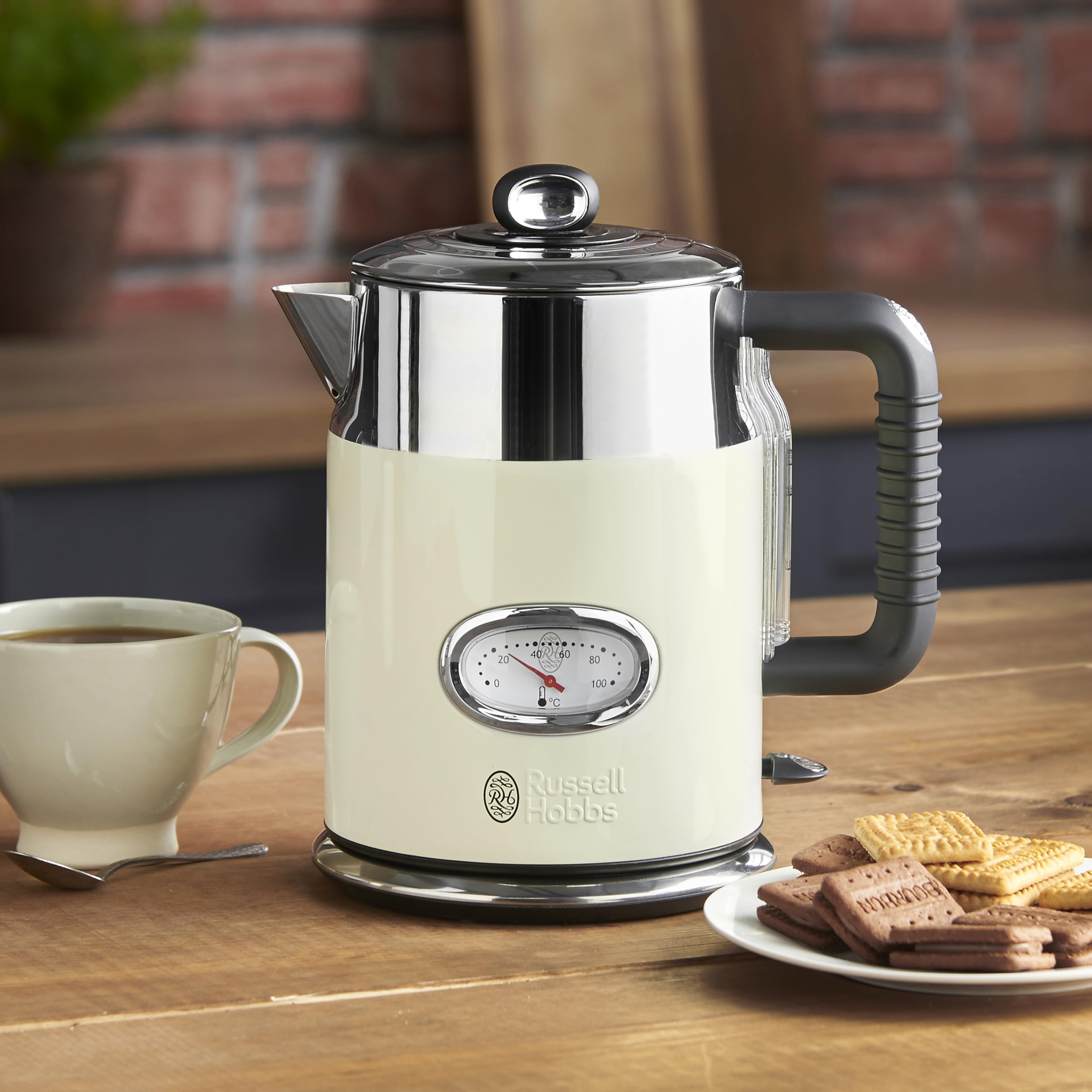 Russell Hobbs Electric Kettle (1.7L, Rapid Boil function, Perfect Pour Spout, Stainless Steel accents, Retro design, Removable washable filter, Water