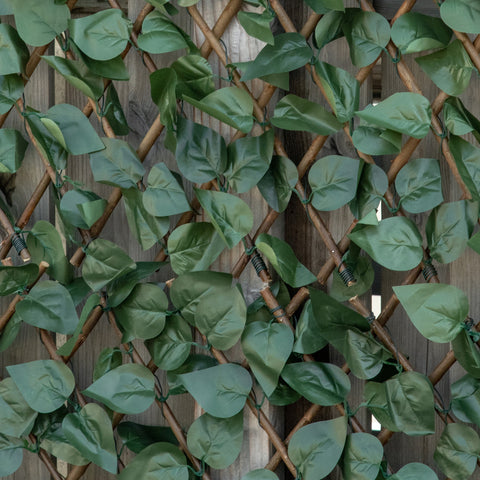 Outsunny 4 Pieces Expanding Trellis Fence, 2m x 1m Decorative Trellis with Artificial Leaves Garden Telescopic Hedge Privacy Screen Greenery Walls for Garden Balcony Home Decor