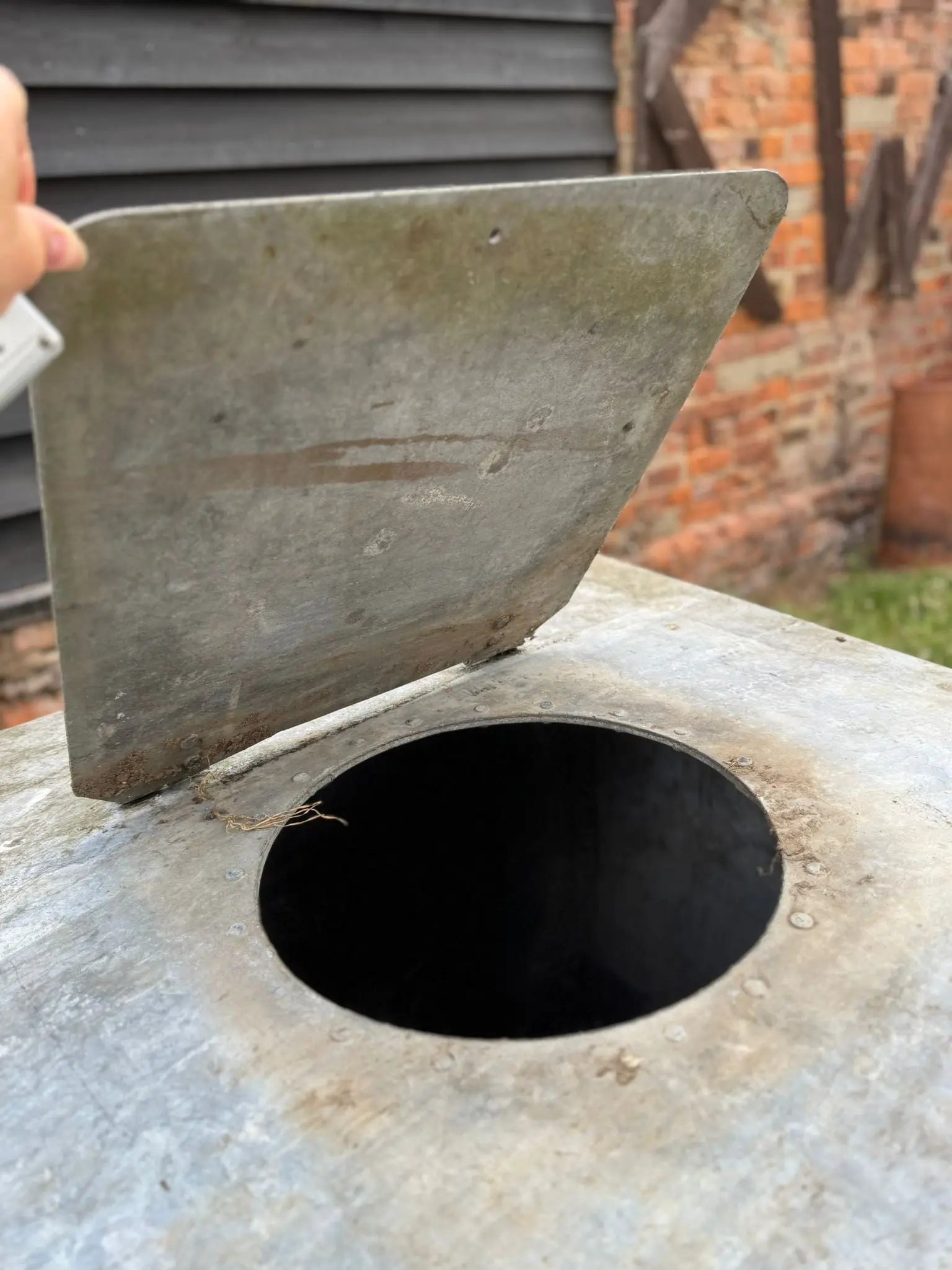 Antique XL Galvanised Riveted Water Tank with Tap & Lid – Planter or Feature 4D