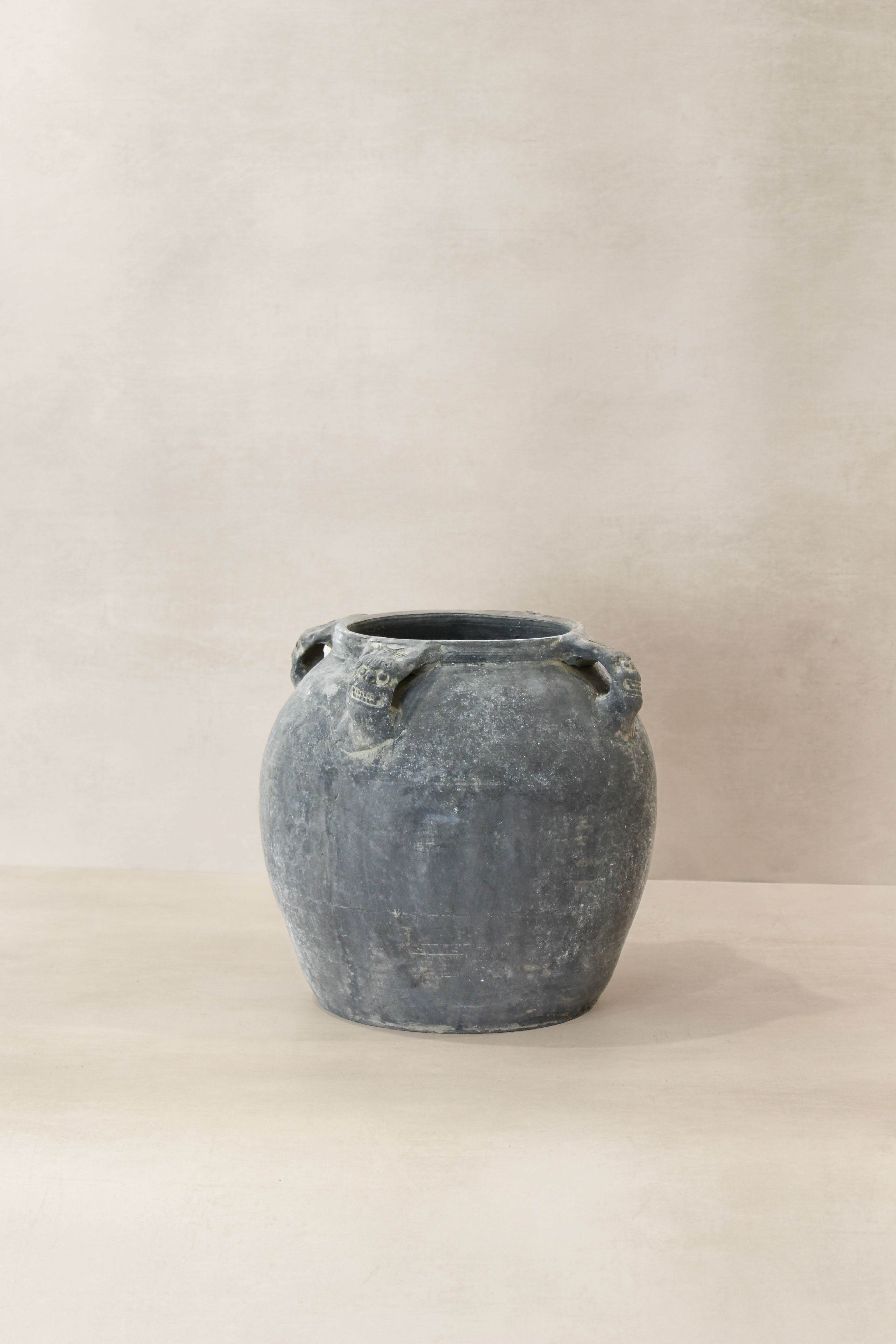 Vintage Lion Ears Dark Pot - De03