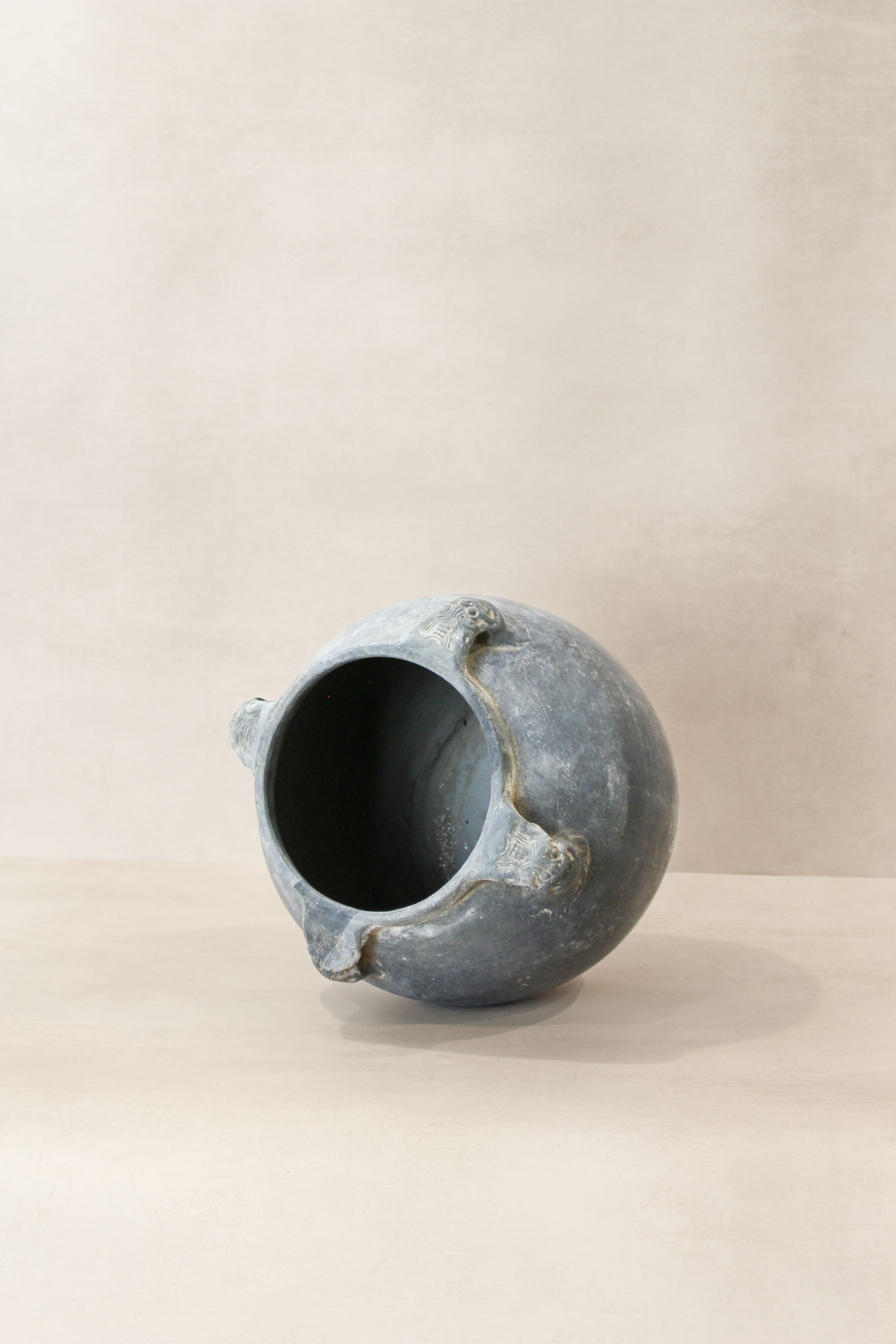 Vintage Lion Ears Dark Pot - De04