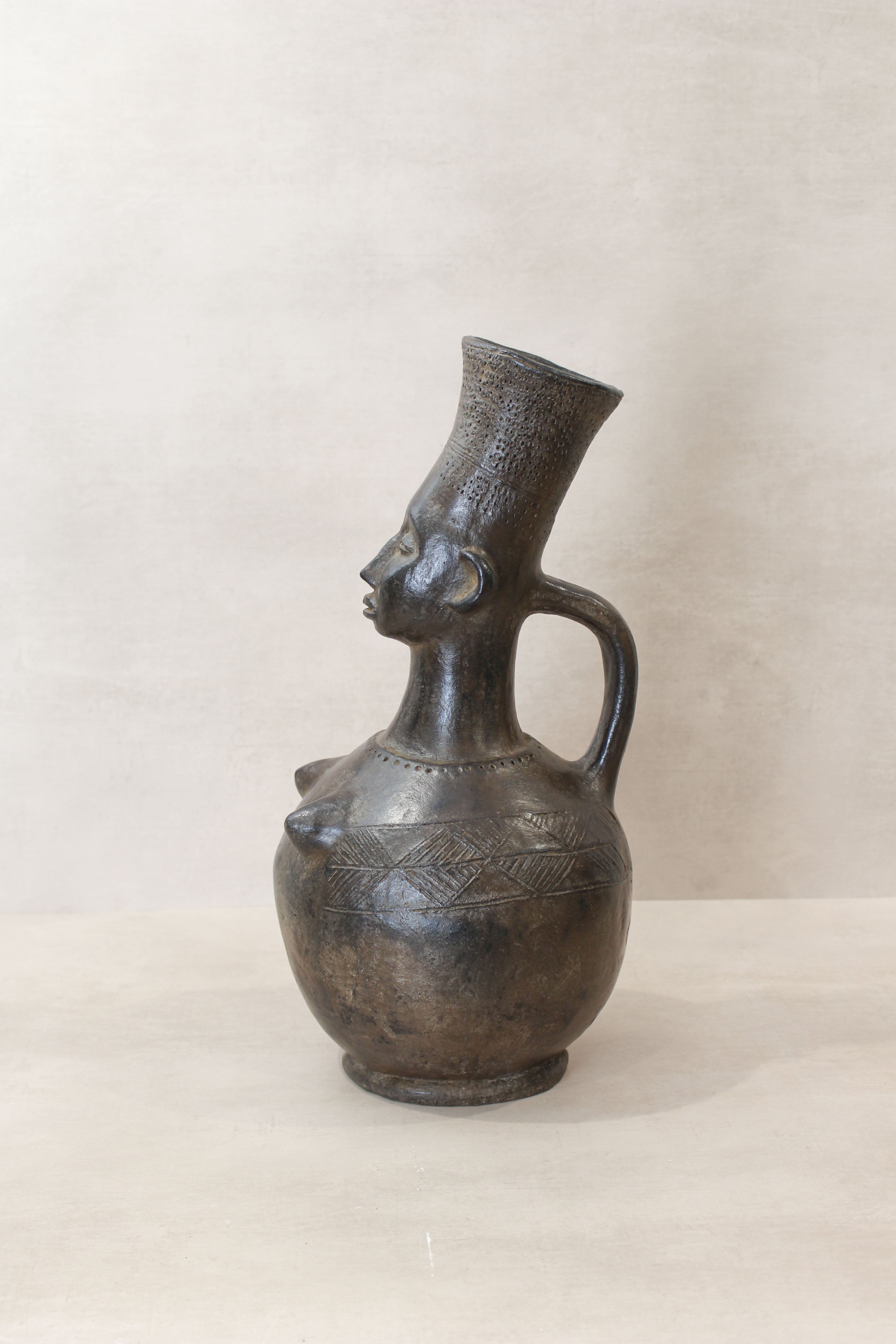 Mangbetu figural clay pot 01