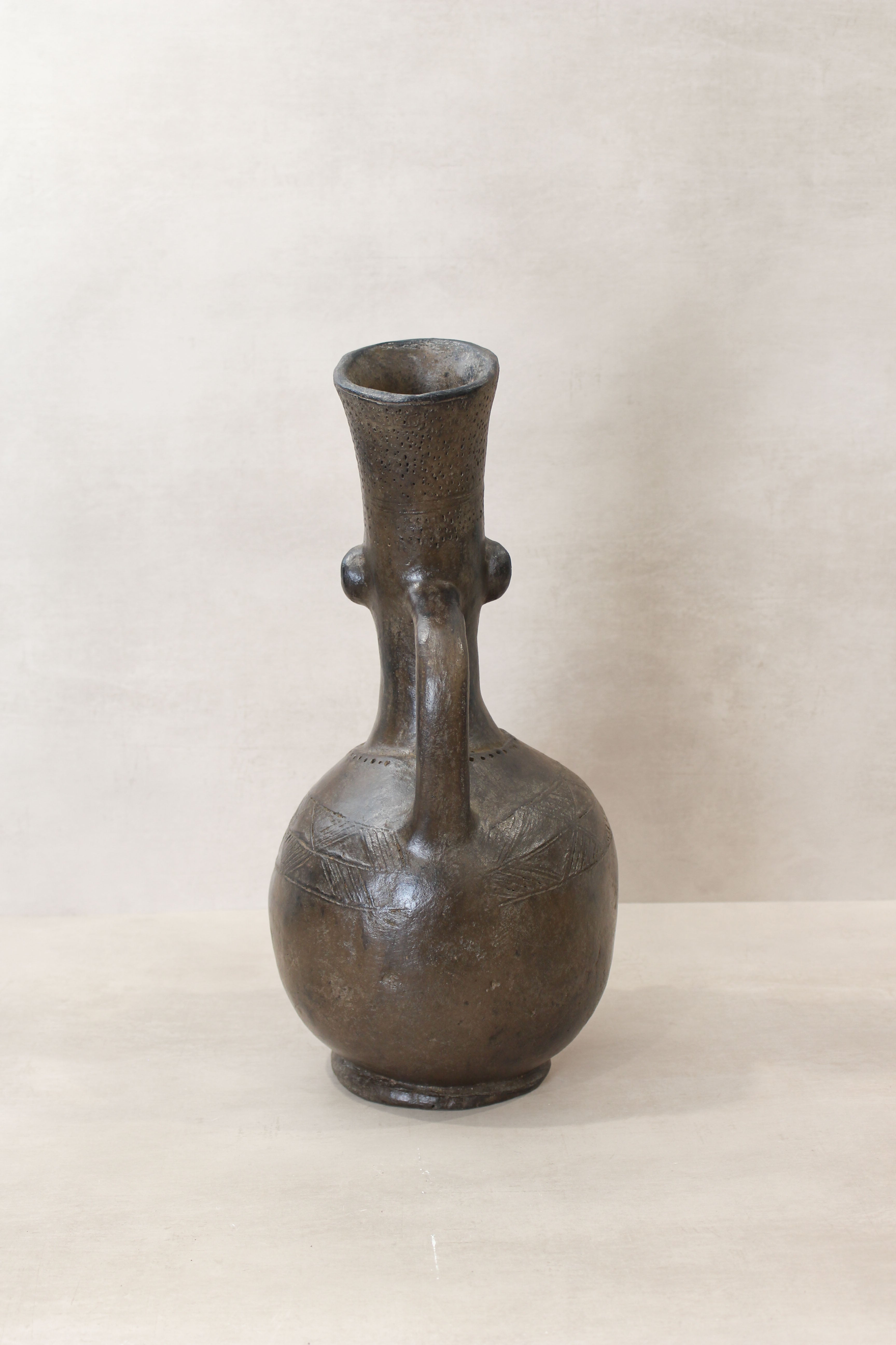 Mangbetu figural clay pot 01