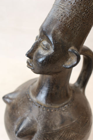 Mangbetu figural clay pot 01