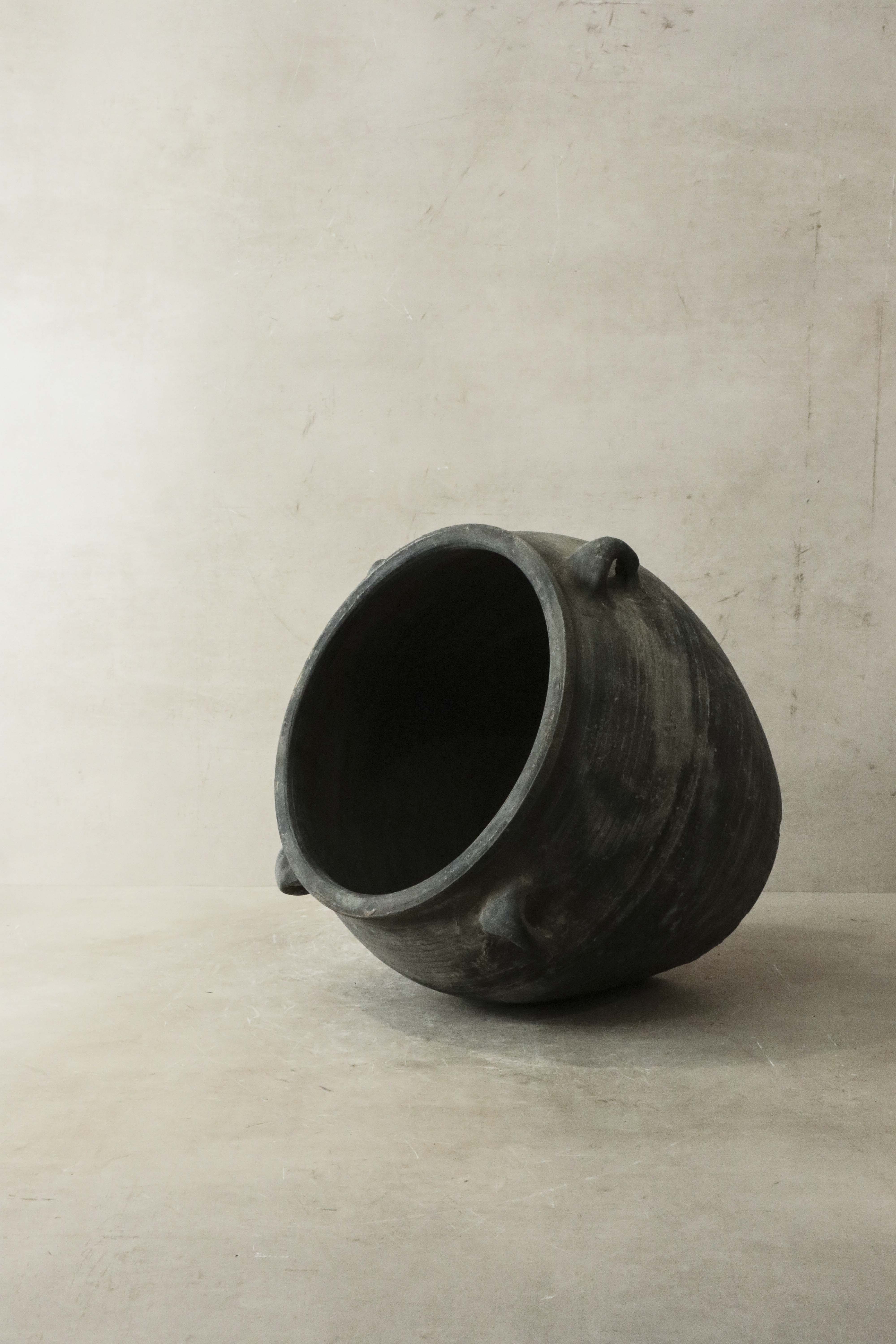 Vintage Dark pot with ears - E4.17