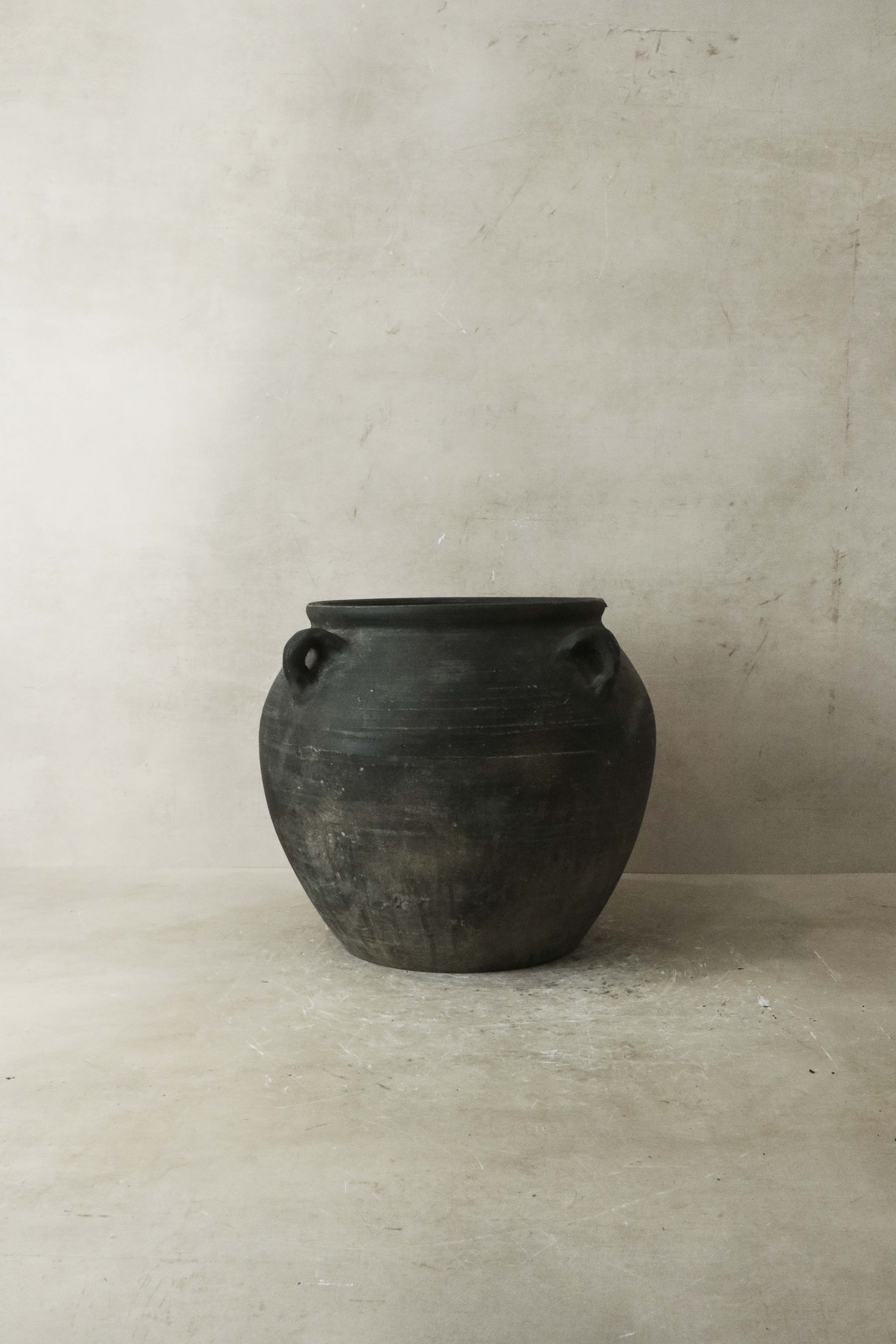 Vintage Dark pot with ears - E4.19