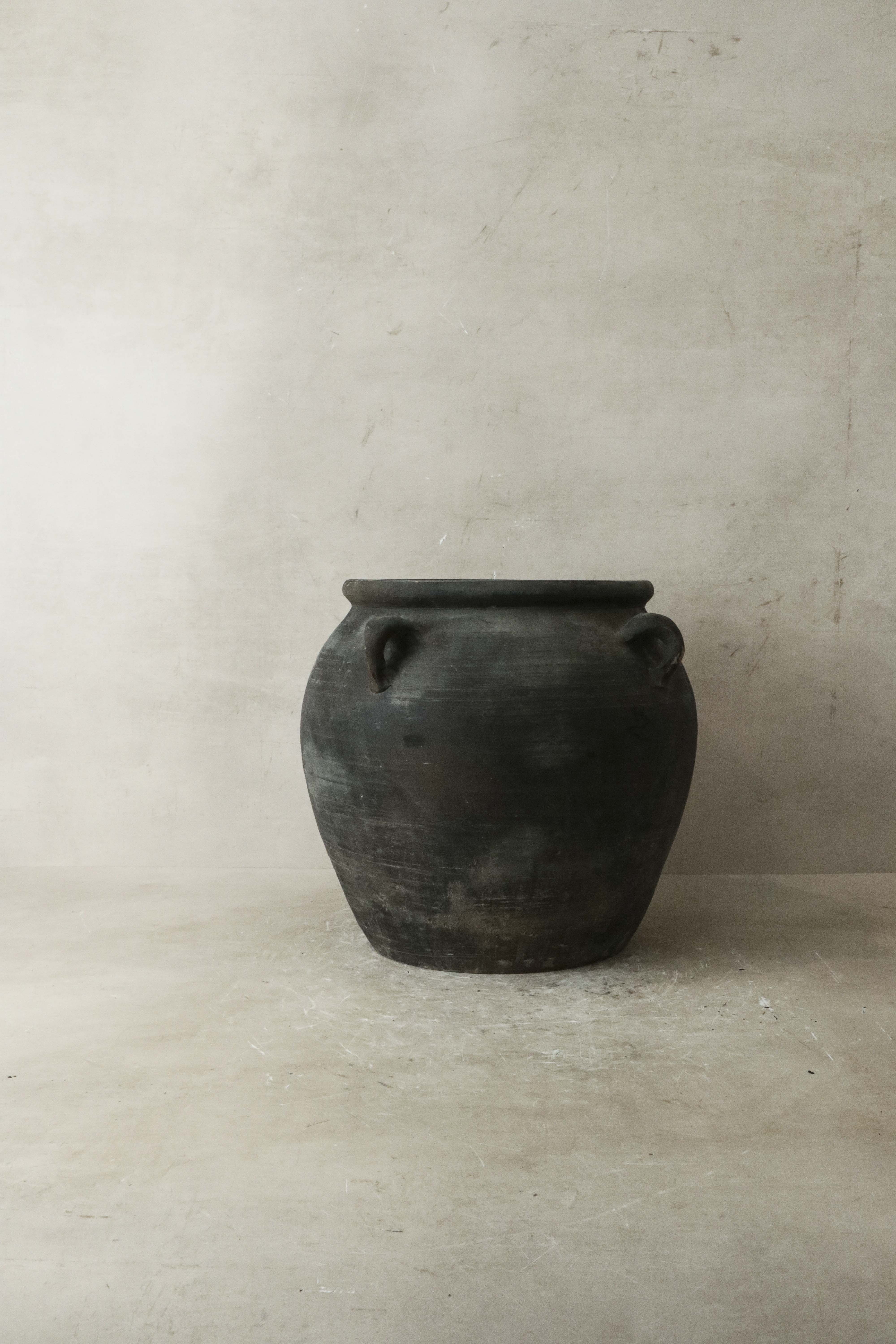 Vintage Dark pot with ears - E4.20