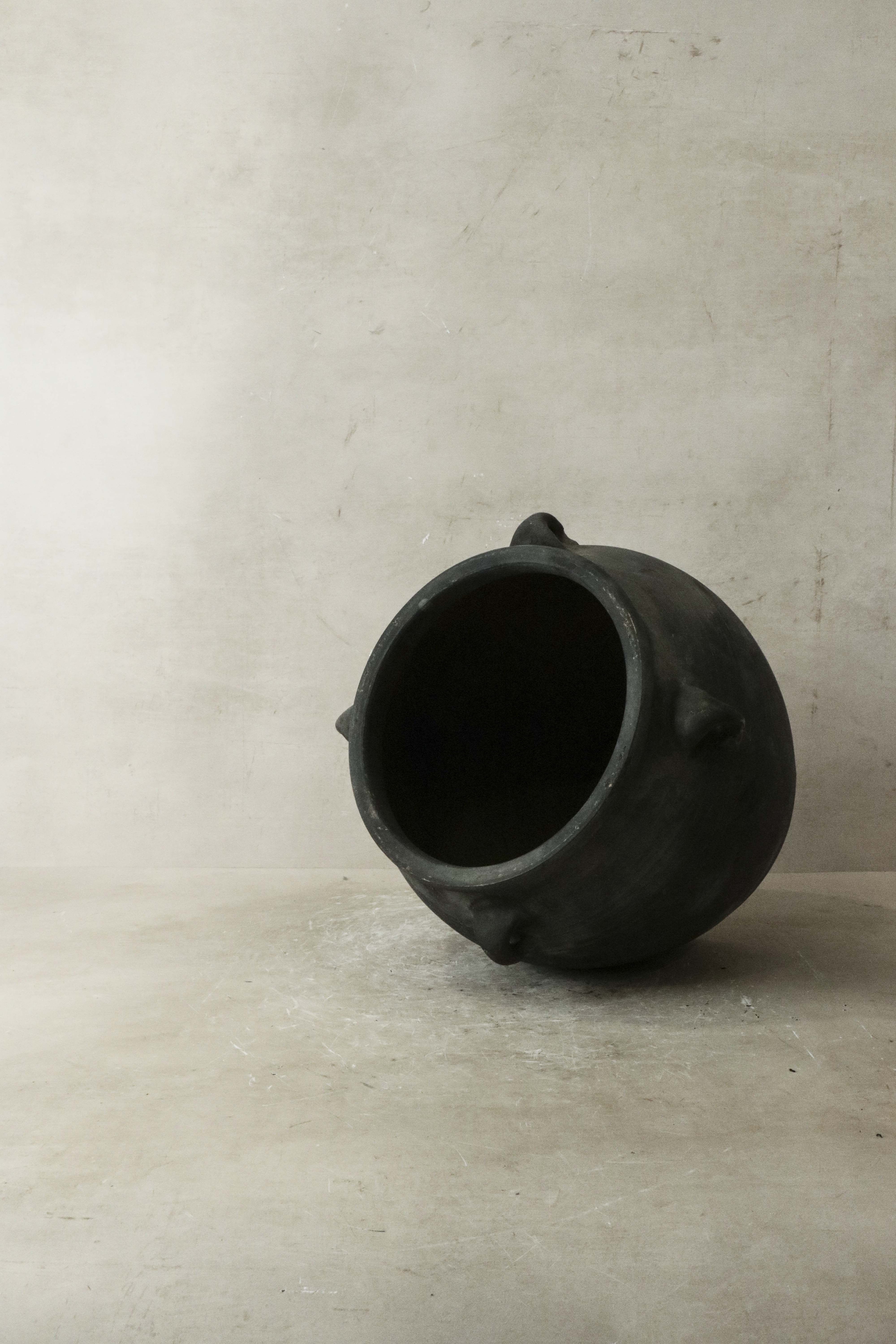 Vintage Dark pot with ears - E4.20