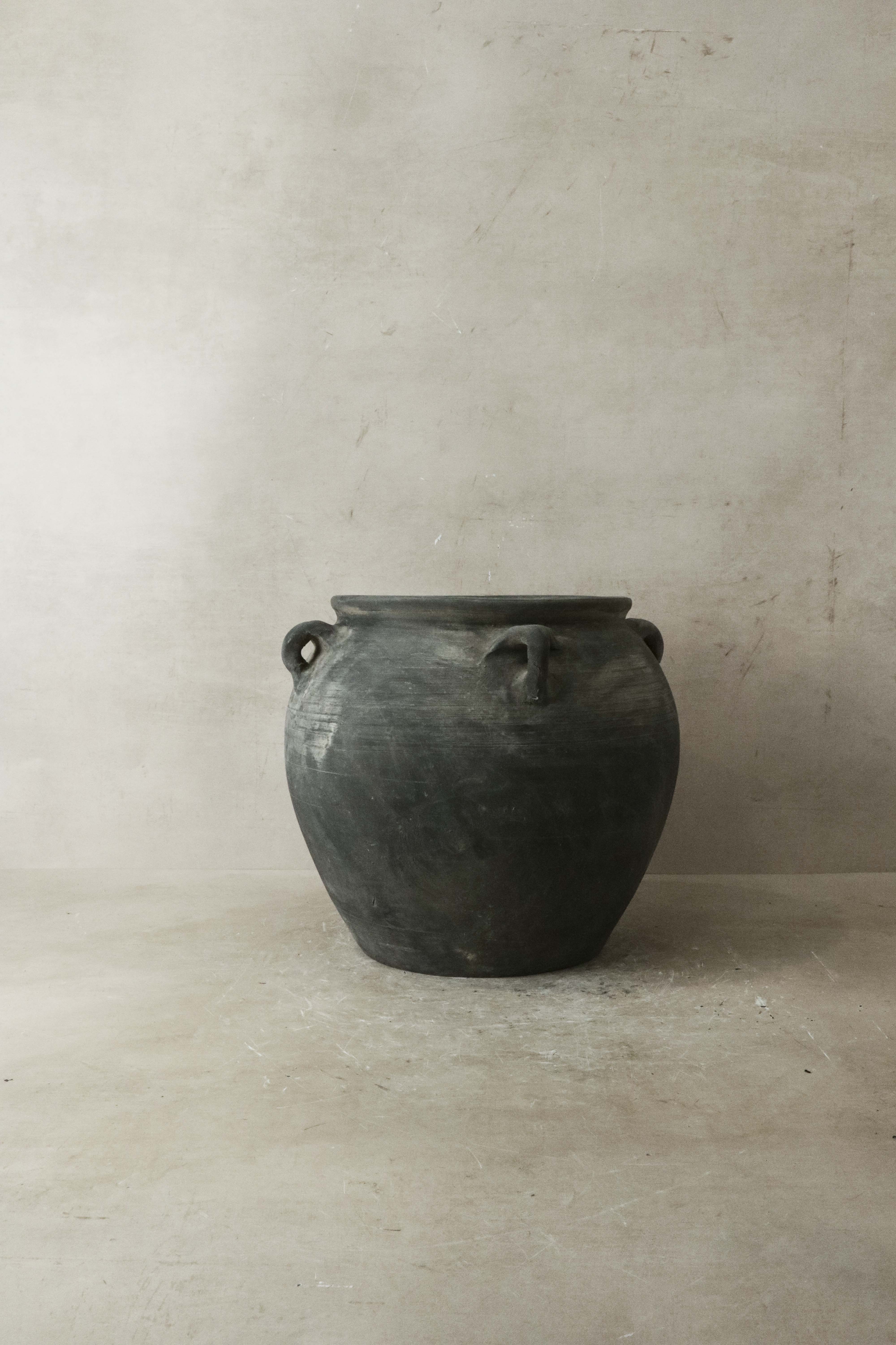 Vintage Dark pot with ears - E4.21