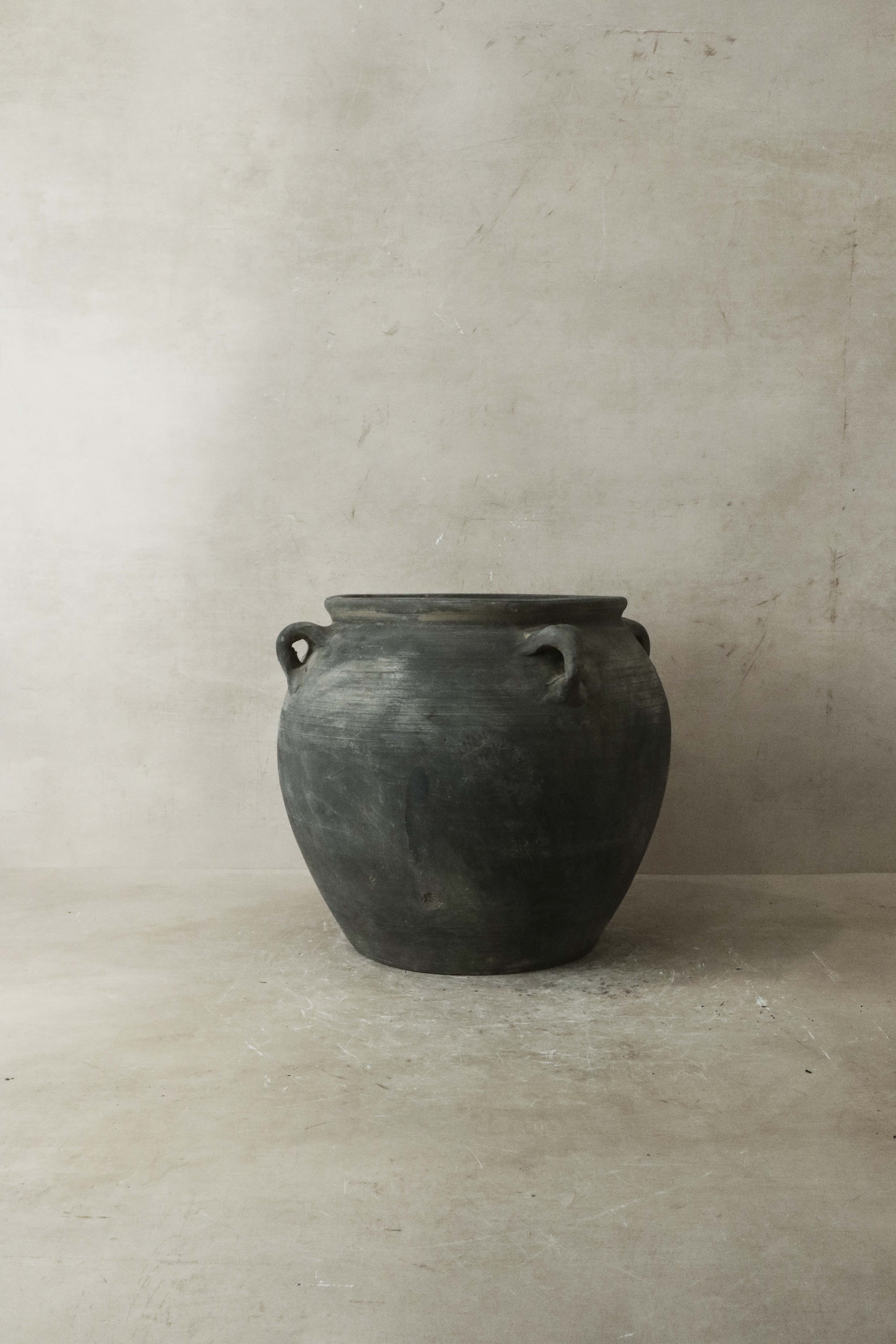 Vintage Dark pot with ears - E4.21