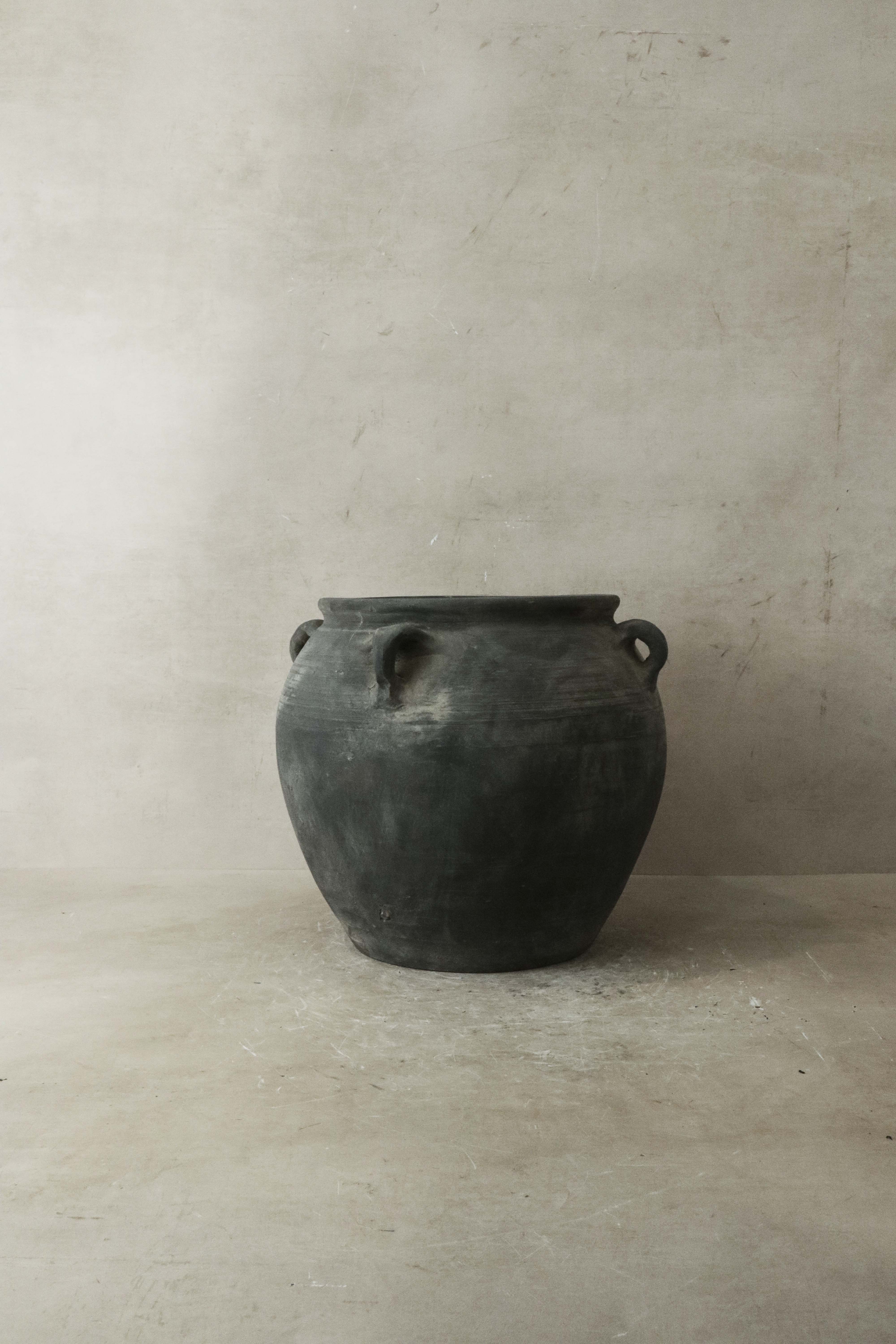 Vintage Dark pot with ears - E4.21