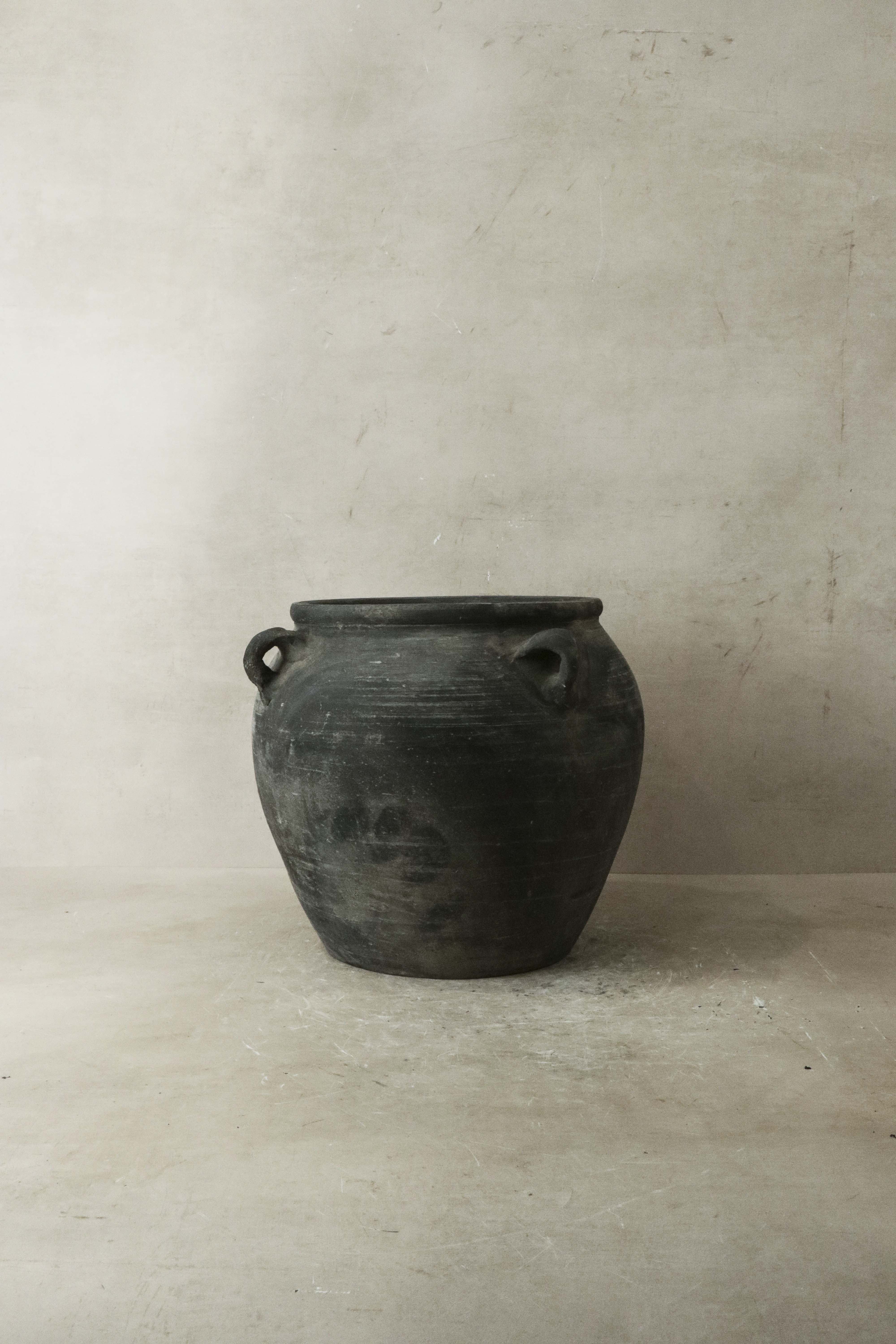 Vintage Dark pot with ears - E4.22