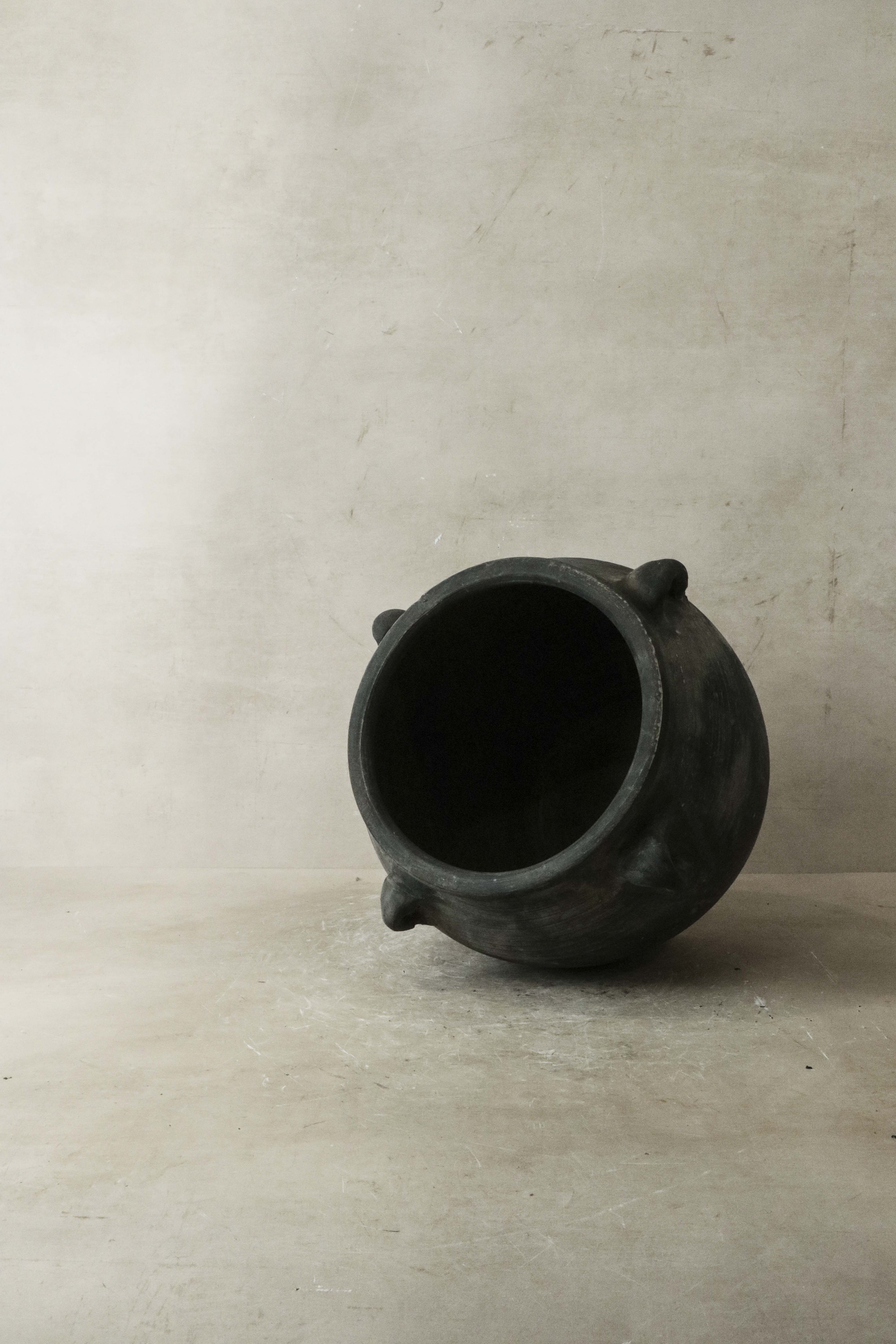 Vintage Dark pot with ears - E4.22