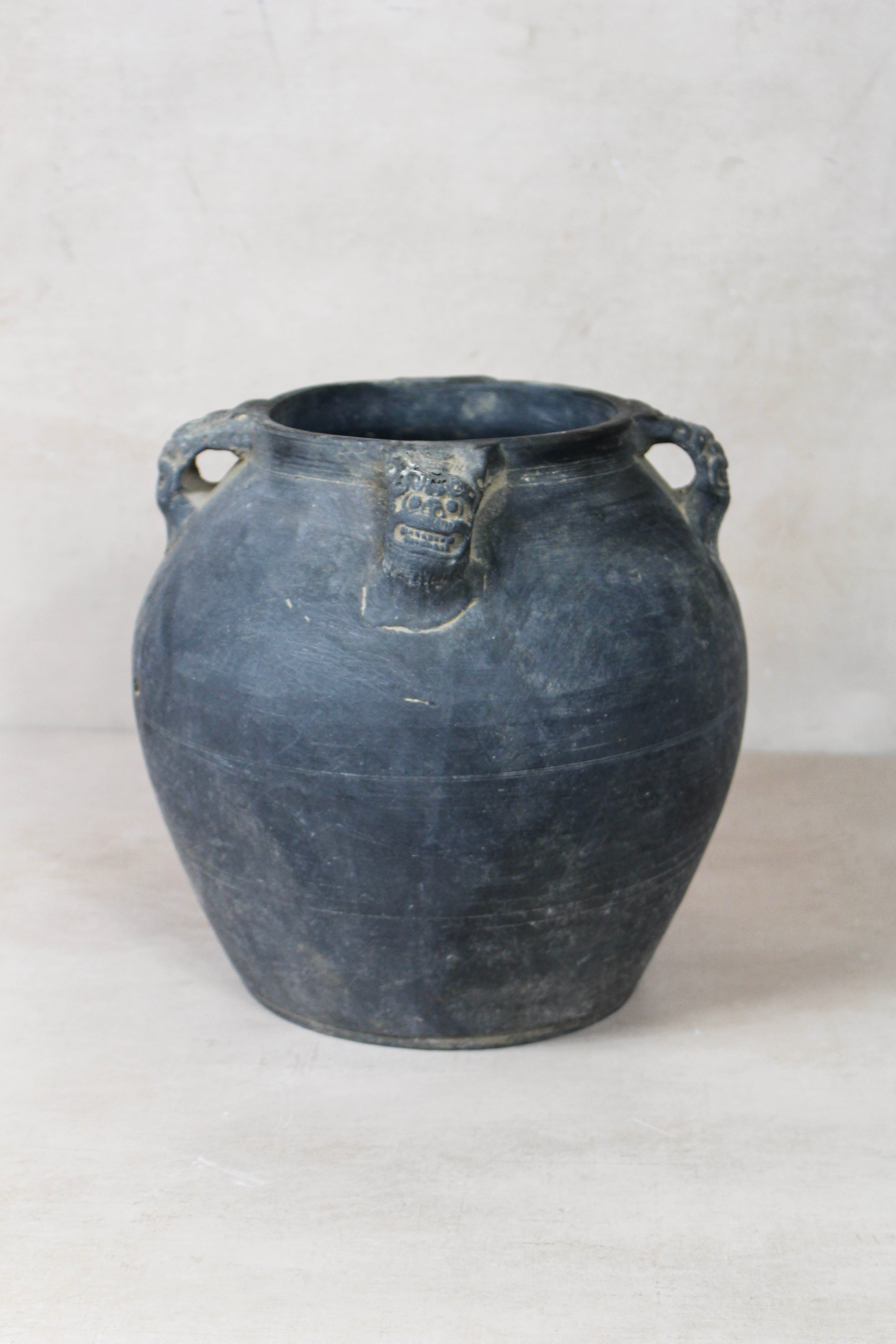 Vintage Lion Ears Dark Pot - DE.15