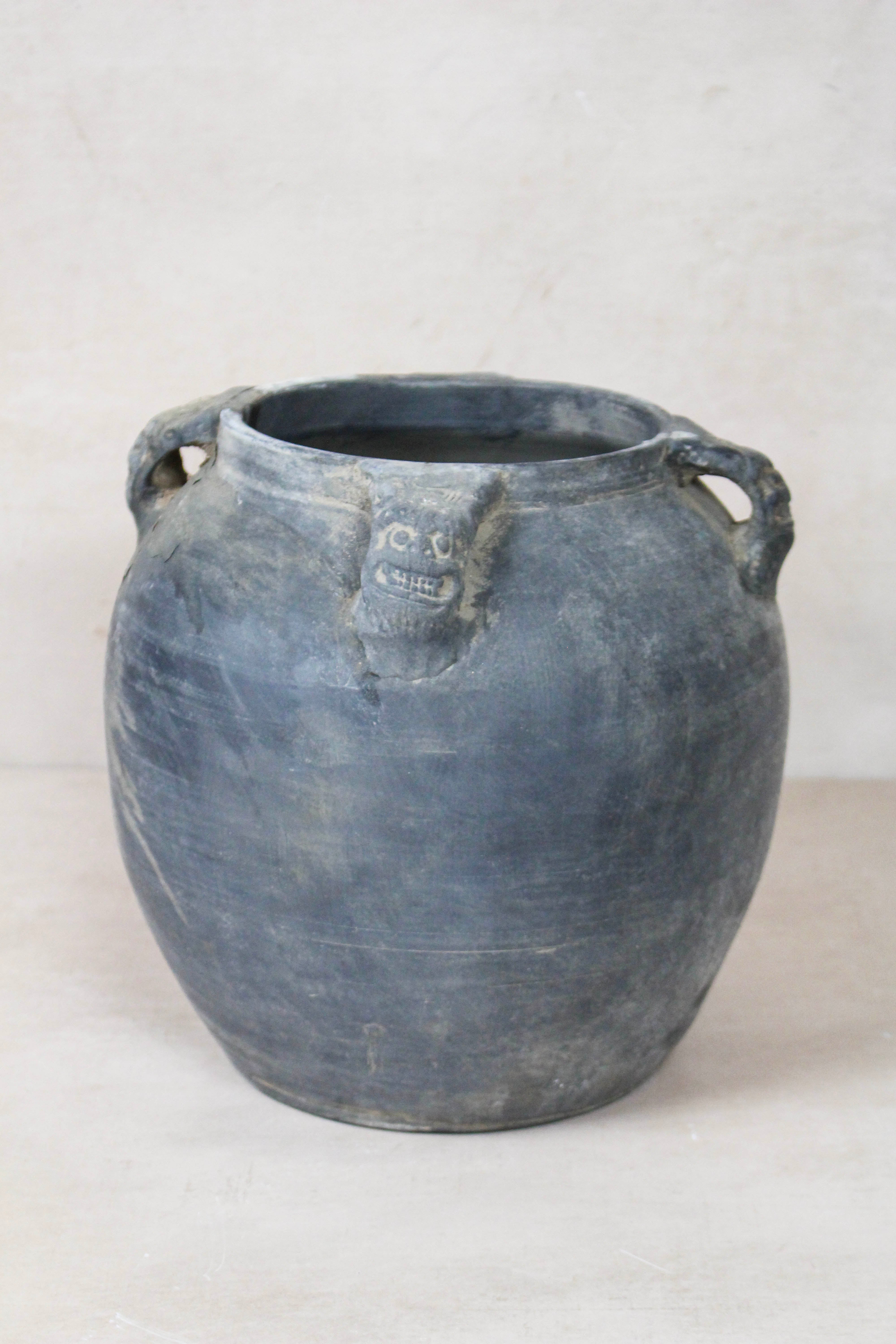 Vintage Lion Ears Dark Pot - DE.18