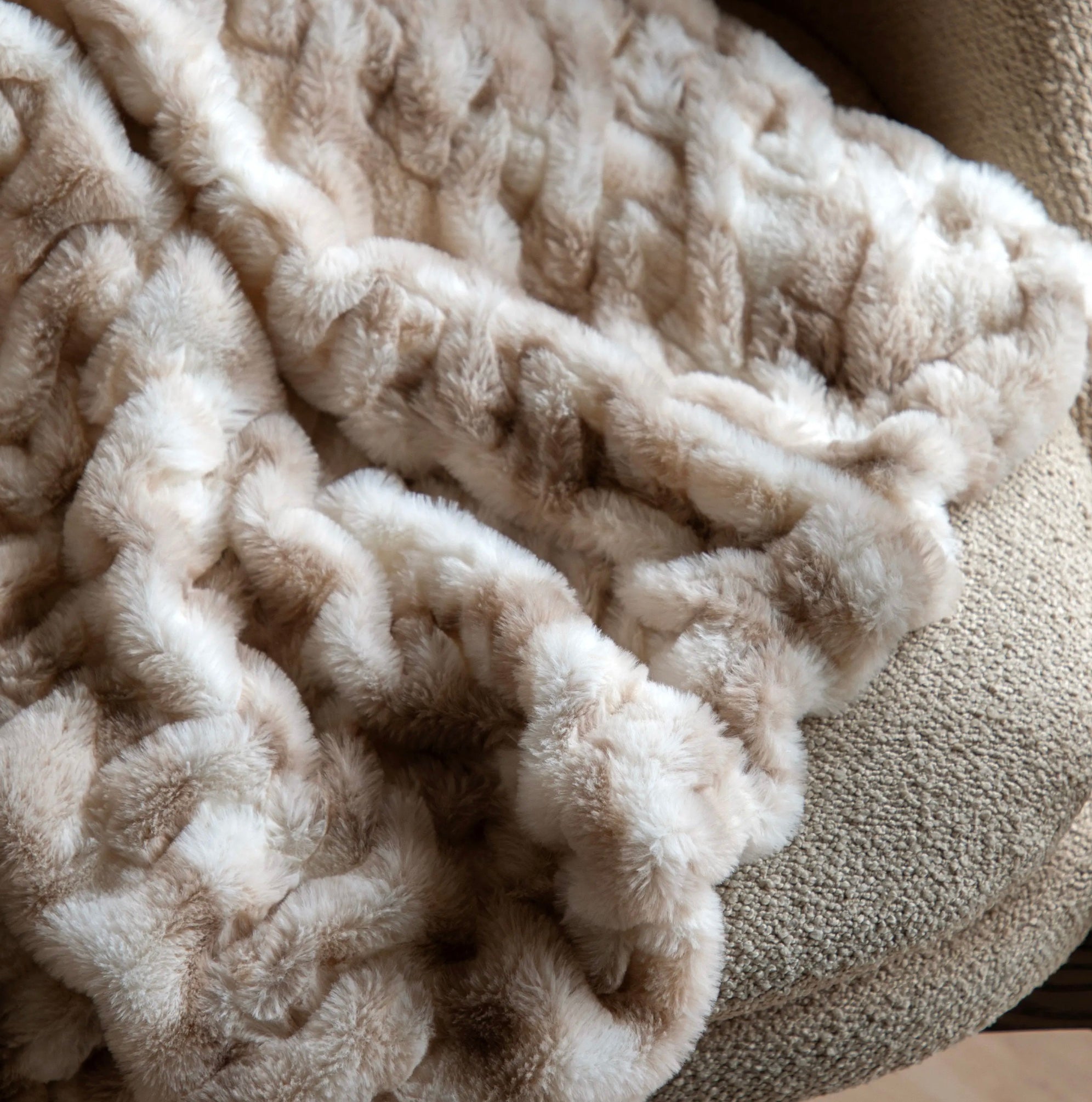 Deco Ruched Throw 170 cm x 130 cm Rabbit