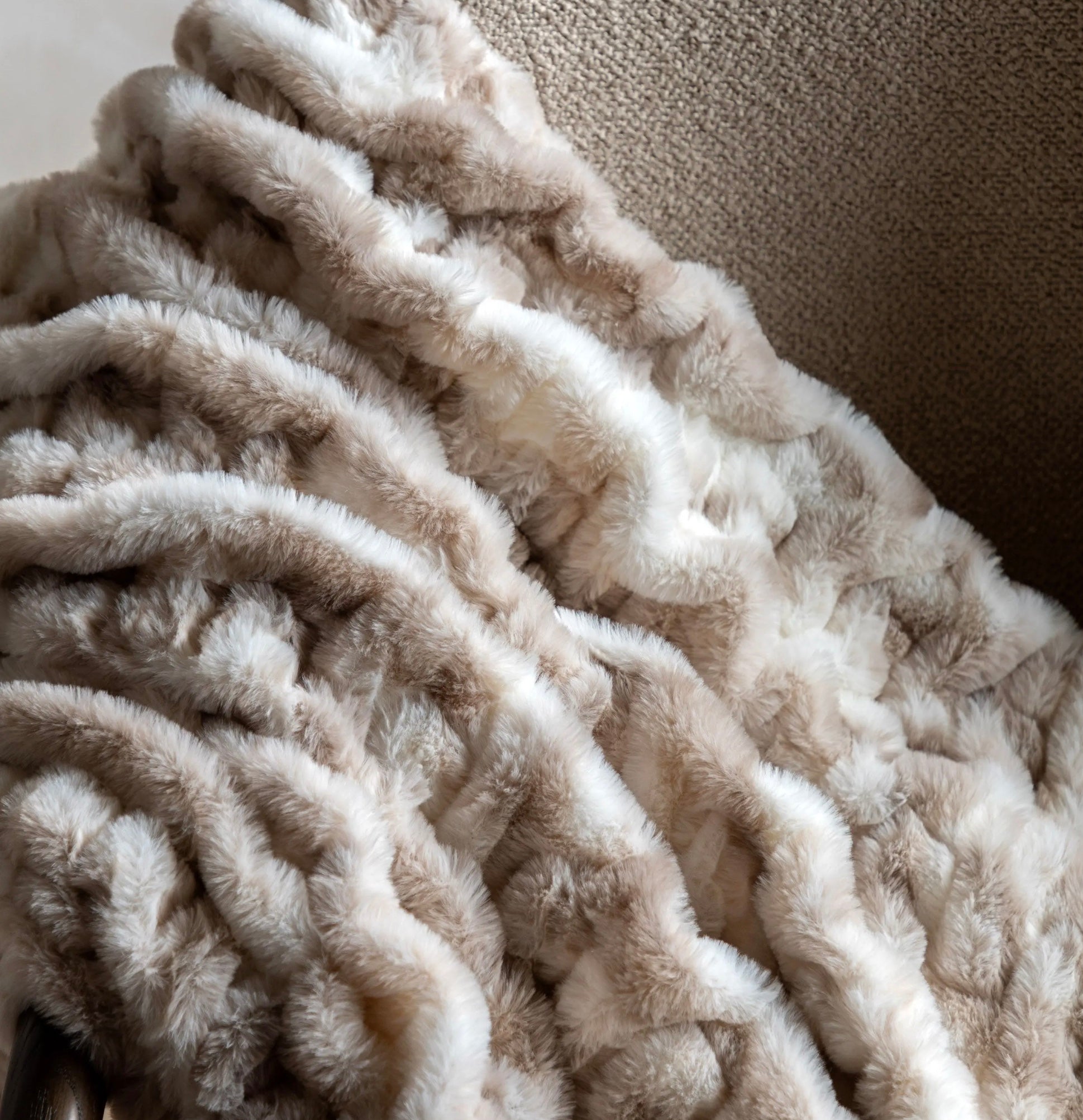 Deco Ruched Throw 170 cm x 130 cm Rabbit