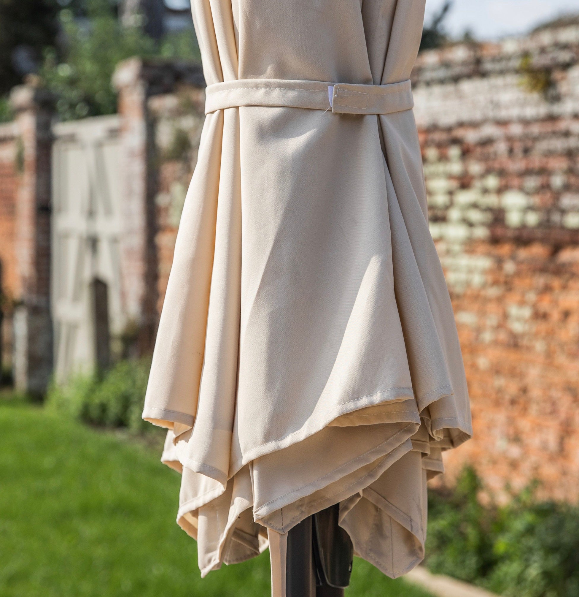 Villa Parasol with Cantilever - Base & Cover