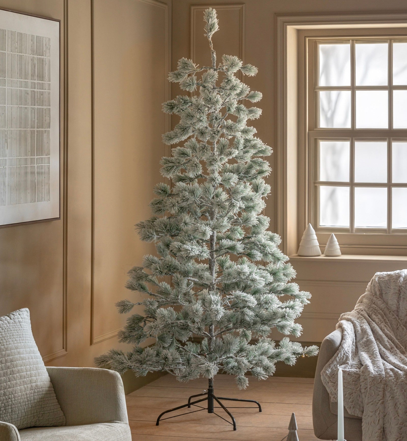 Christmas Tree Flocked Pine - LED - 7 ft
