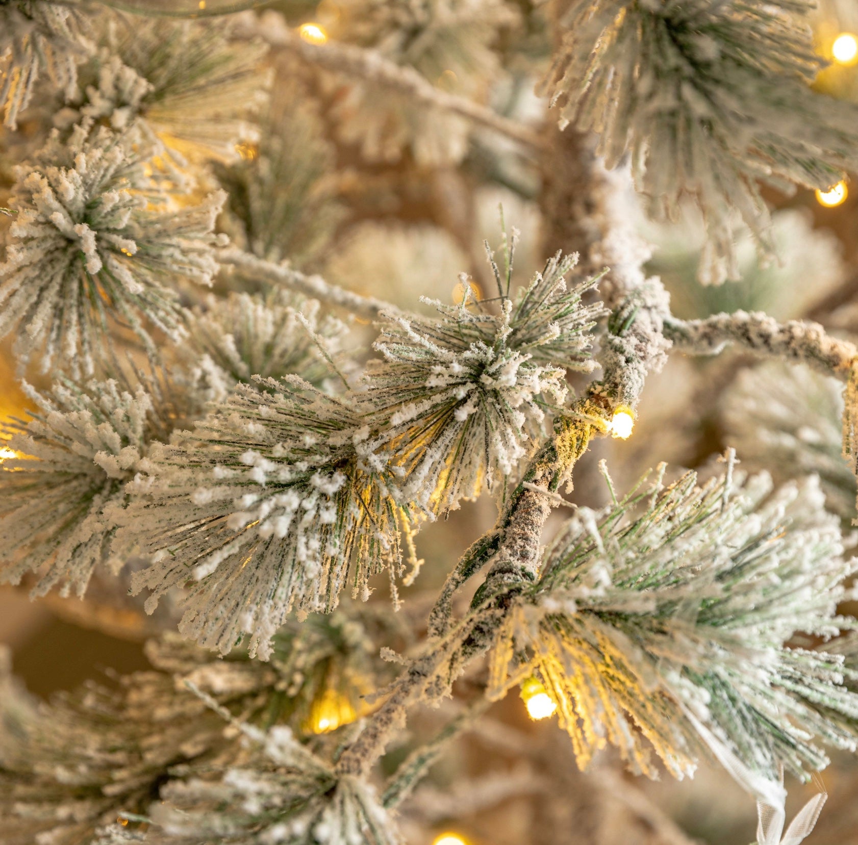Christmas Tree Flocked Pine - LED - 7 ft