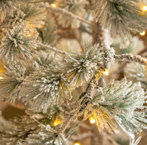 Christmas Tree Flocked Pine - LED - 7 ft