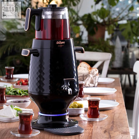 Black arzum samovar ar3083 electric tea maker with diamond-patterned body and glass carafe filled with dark red tea