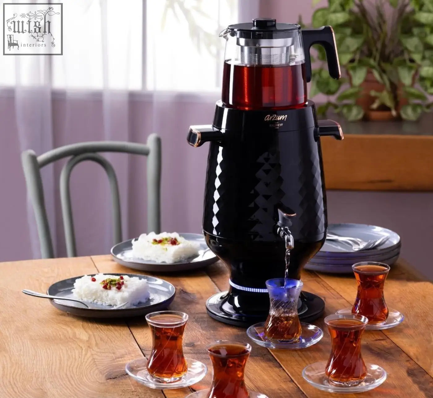 Arzum samovar ar3083 black diamond electric tea maker with glass carafe pouring dark tea into glass cup