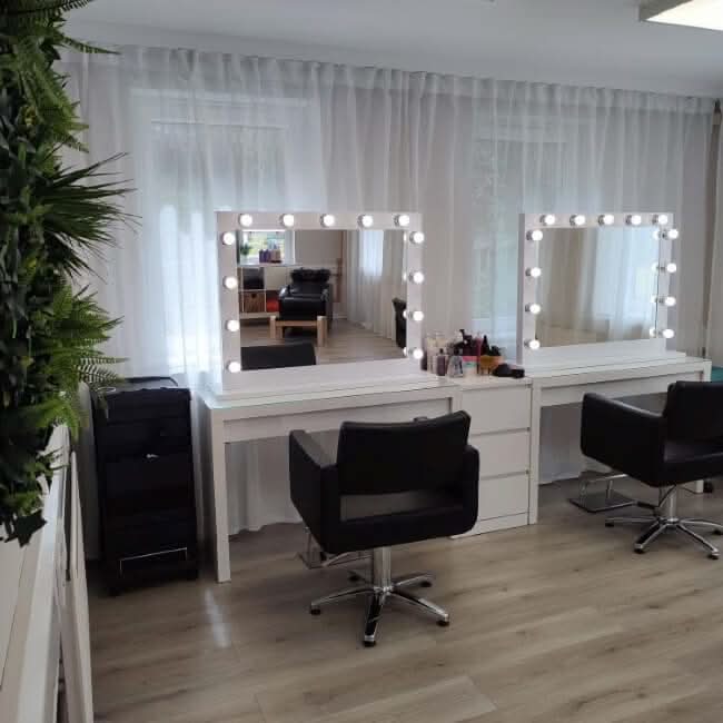 White vanity with built-in drawers and two lighted hollywood mirrors framed by circular bulbs in audrey hollywood mirror 100x80cm