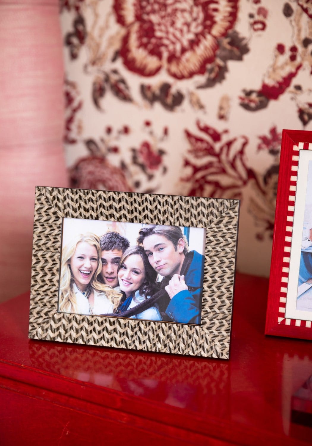 Brown marquetry patterned photo frame with a textured gold-toned chevron border for 6x4 photos