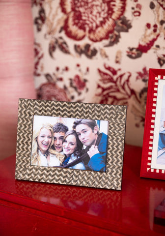 Brown marquetry patterned photo frame with a textured gold-toned chevron border for 6x4 photos