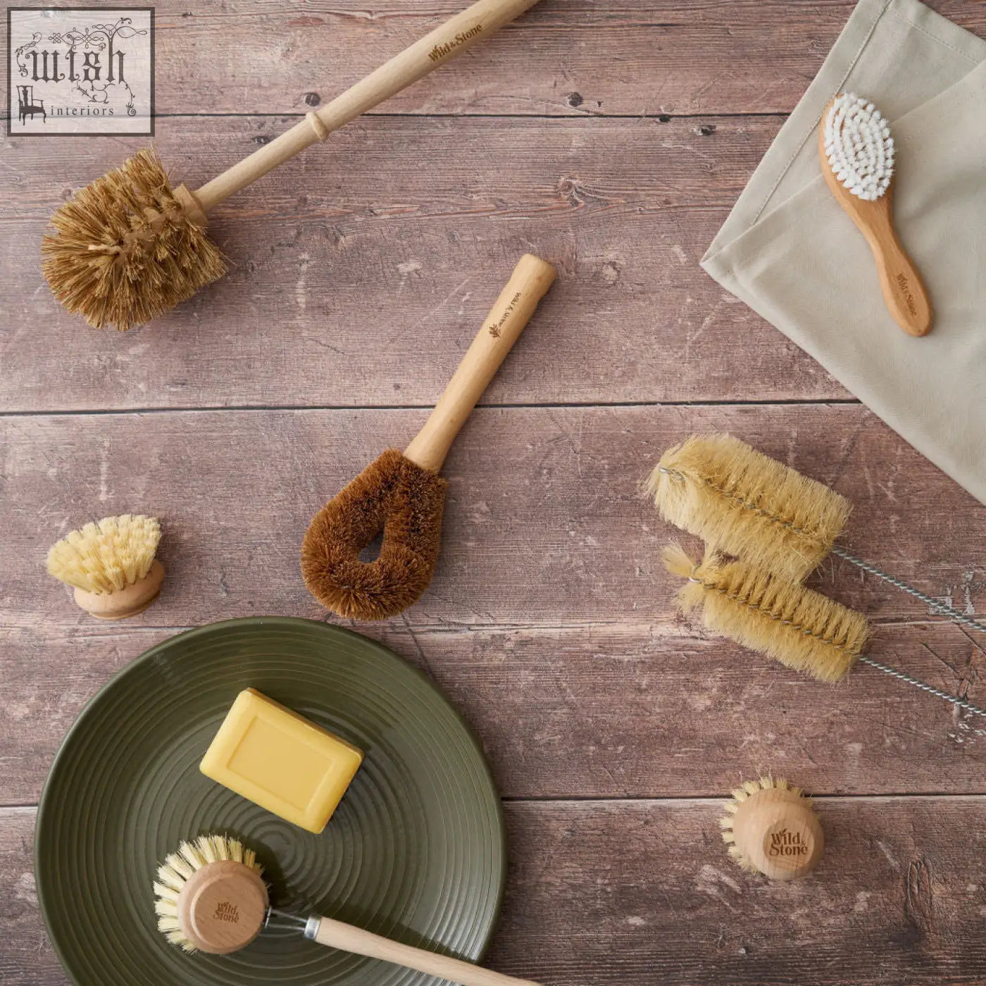 Natural-bristle dish brushes with wooden handles made from coconut fibre for versatile kitchen cleaning tasks