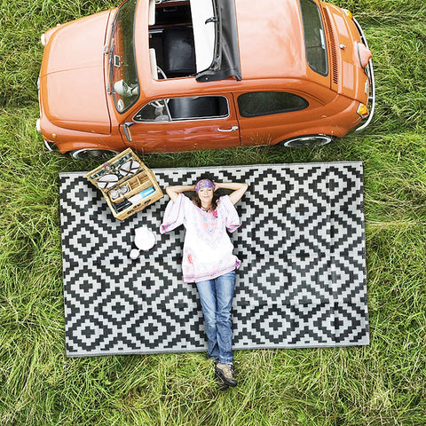 Black and white geometric outdoor rug with nylon corner loops to reduce slippery accidents and prevent daily fraying