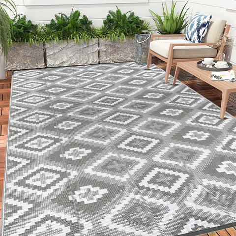 Gray and white geometric patterned enyhom large outdoor rug with woven plastic straw texture for garden and patio use