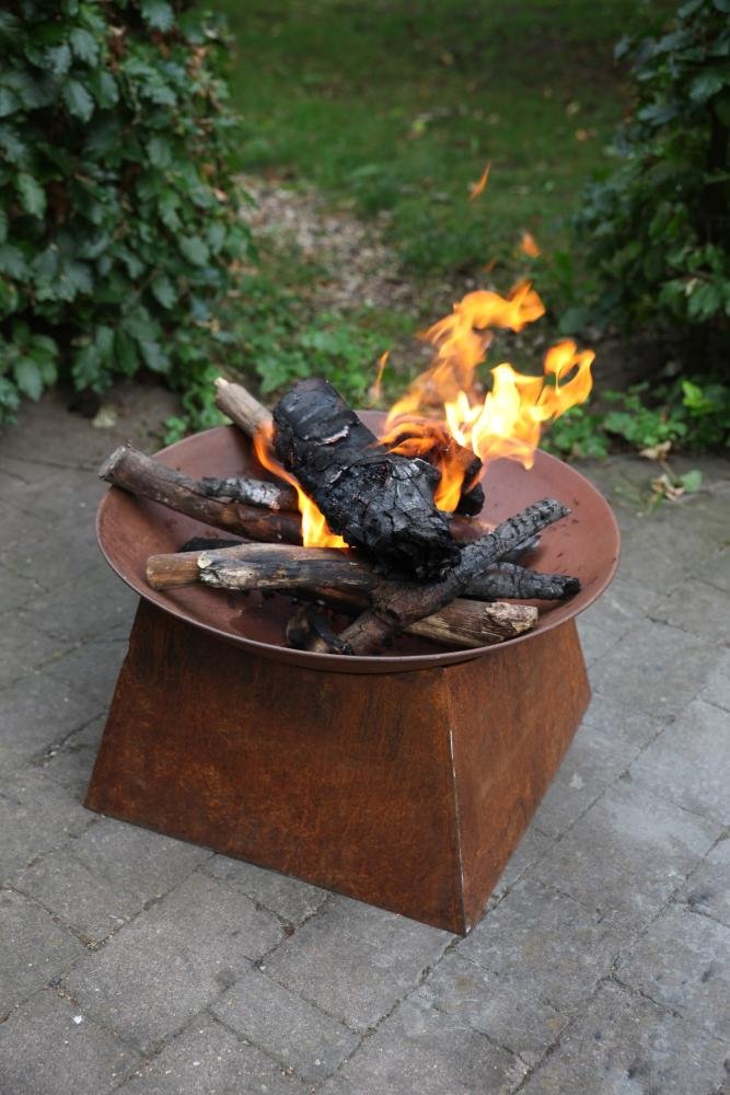 Rust-colored esschert design ff149 metal fire bowl with square base and burning logs 13x22x22 inches