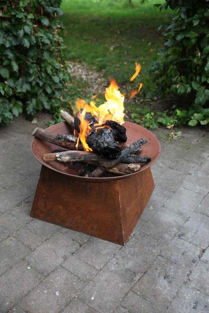 Rust-colored metal fire pit esschert design ff149 fire bowl with square base and burning logs inside