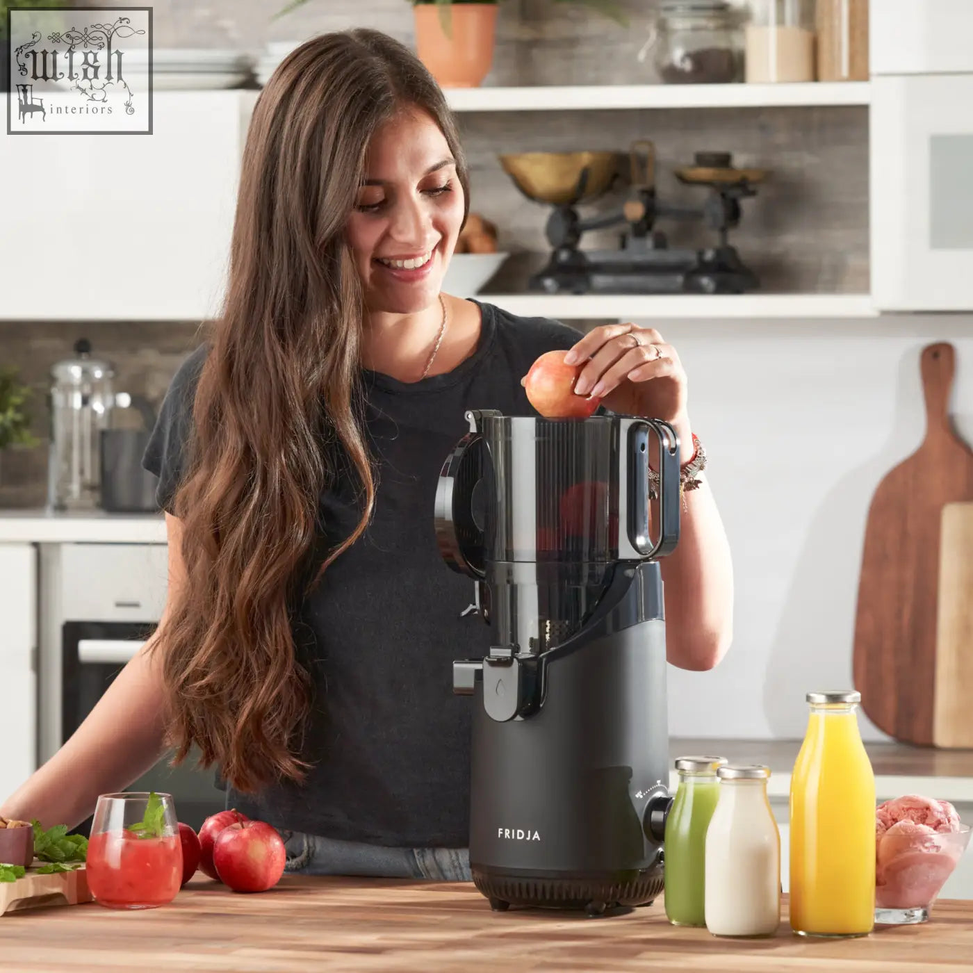 Black fridia f2500 self feeding whole fruit juicer with sleek modern design and transparent container fruit juicer