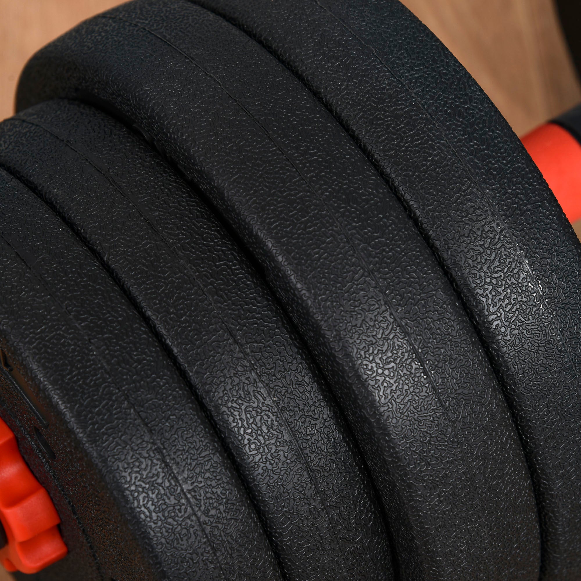 Black rubber-coated weight plates with orange collars for homcom 25kg adjustable dumbbells bar ideal for lifting training