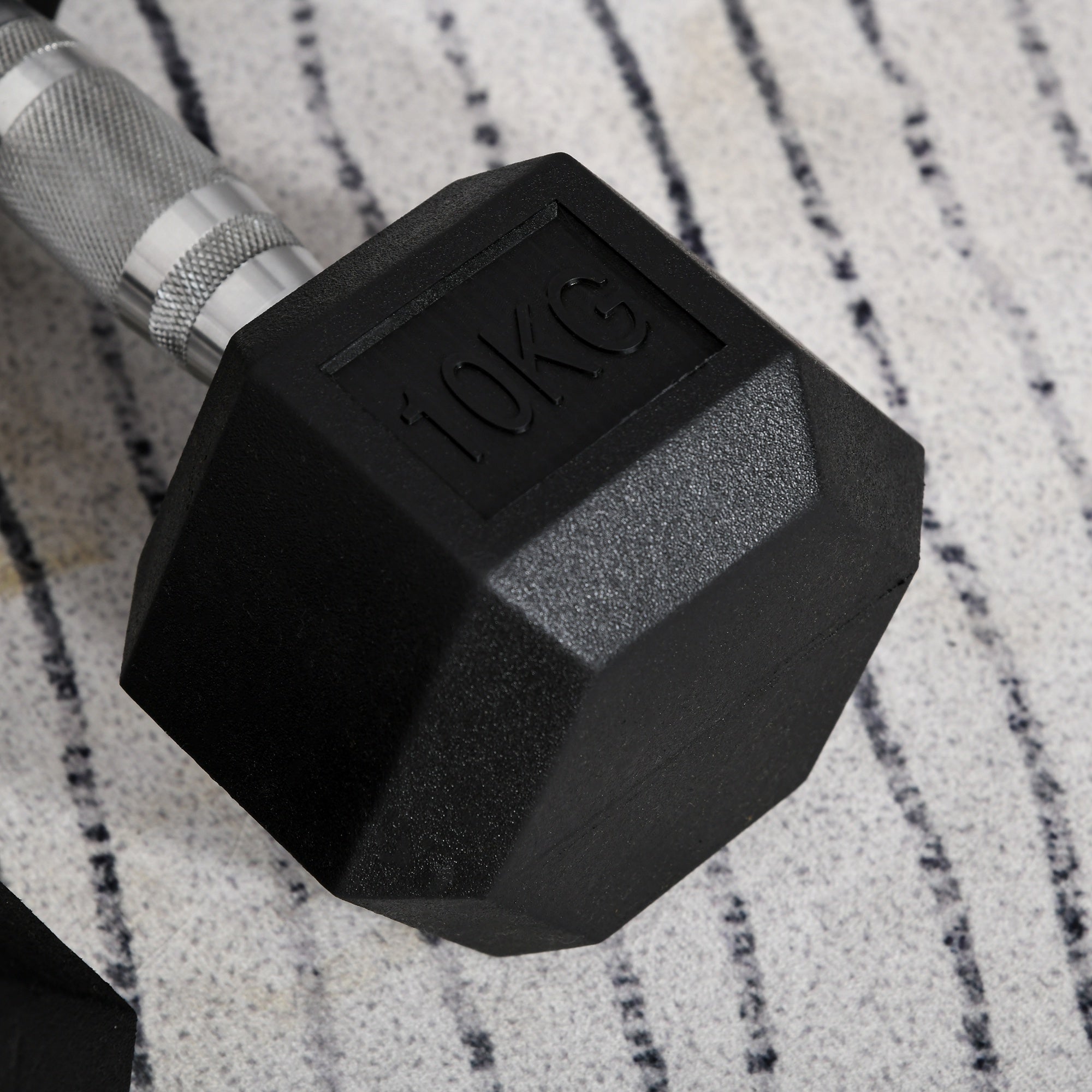 Black homcom 10kg hex rubber dumbbell with silver textured handle perfect for home gym weight lifting