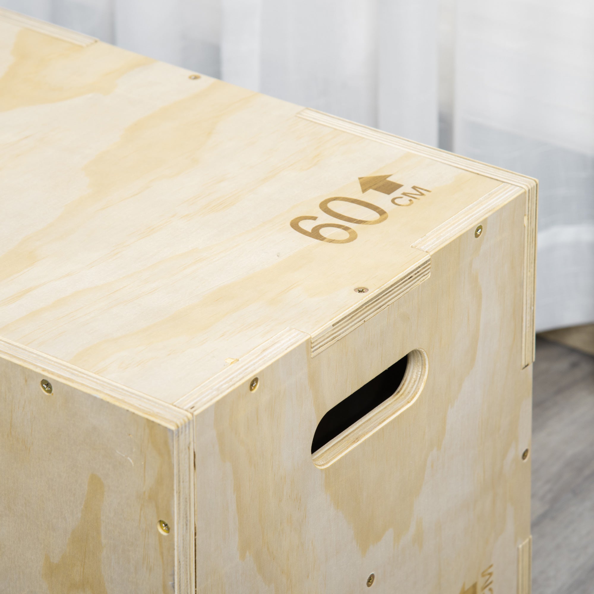 Light-colored wooden plyo box with handle and 60 cm engraving for home gym jump box workouts by homcom
