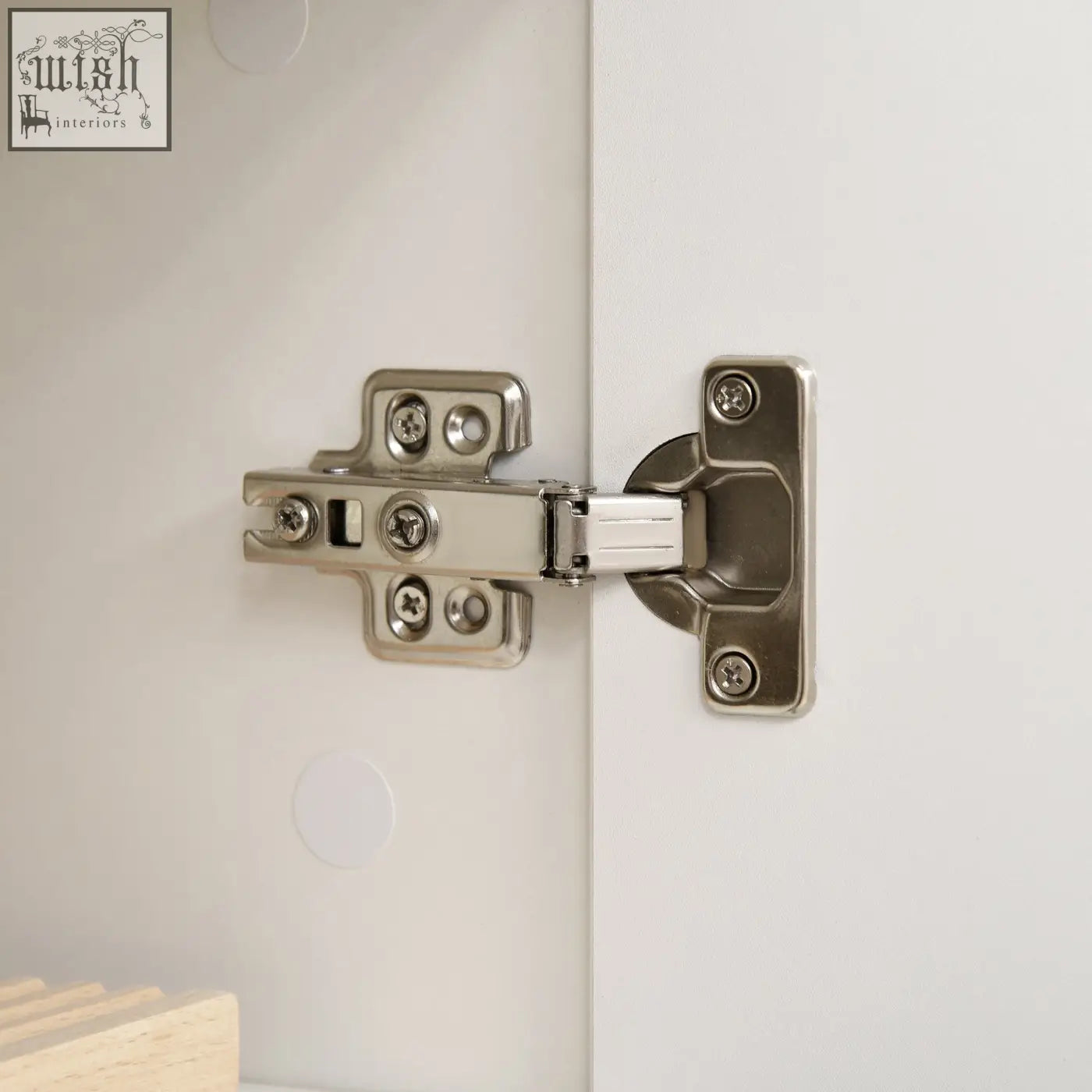 Silver-toned sleek cabinet hinge on high gloss white homcom storage cabinet with adjustable shelves and push to open design