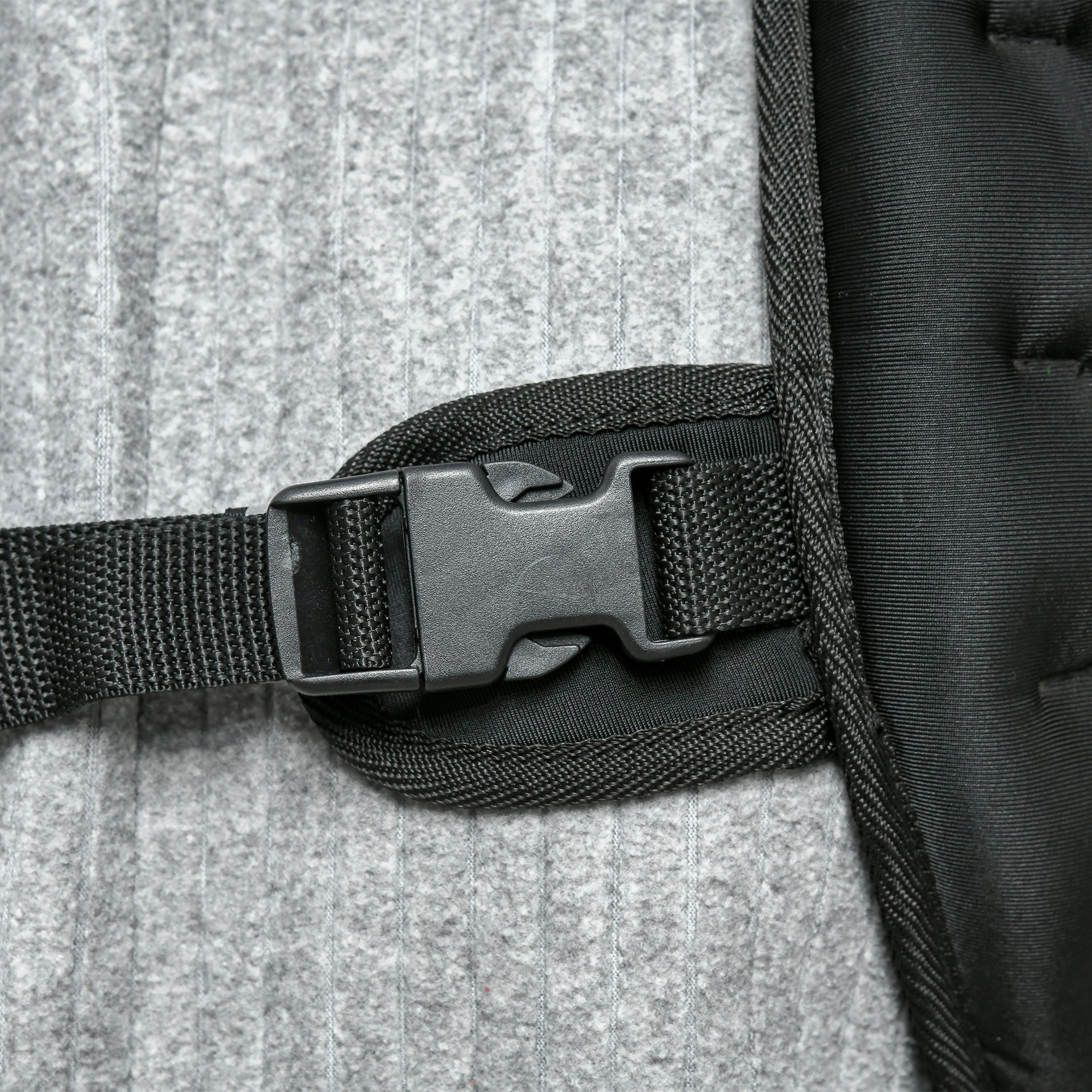 Black nylon strap with matte black plastic buckle on homcom 8kg running weight vest with oxford fabric