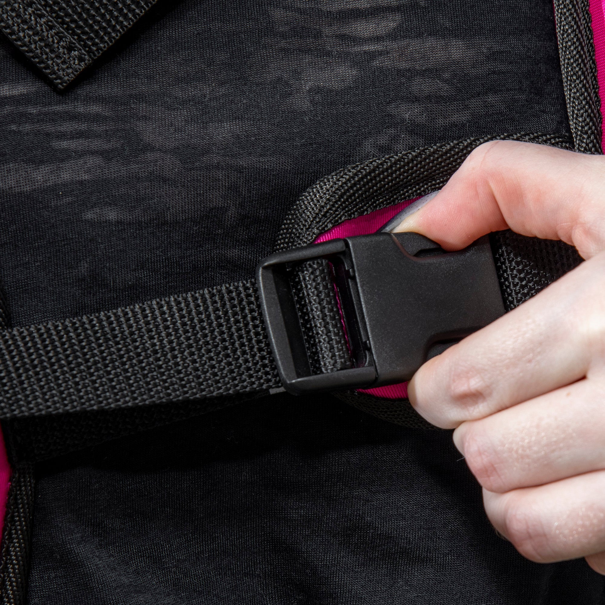 Hand adjusting black nylon strap with buckle on homcom oxford fabric running weight vest for men and women
