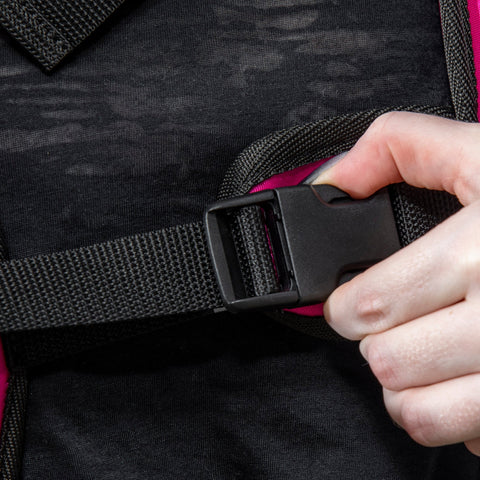 Hand adjusting black nylon strap with buckle on homcom oxford fabric running weight vest for men and women