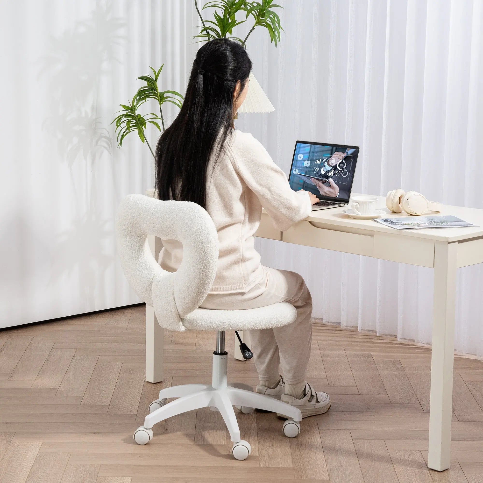 White plush office chair with heart-shaped backrest and teddy fleece fabric on five-wheel base for home study or bedroom