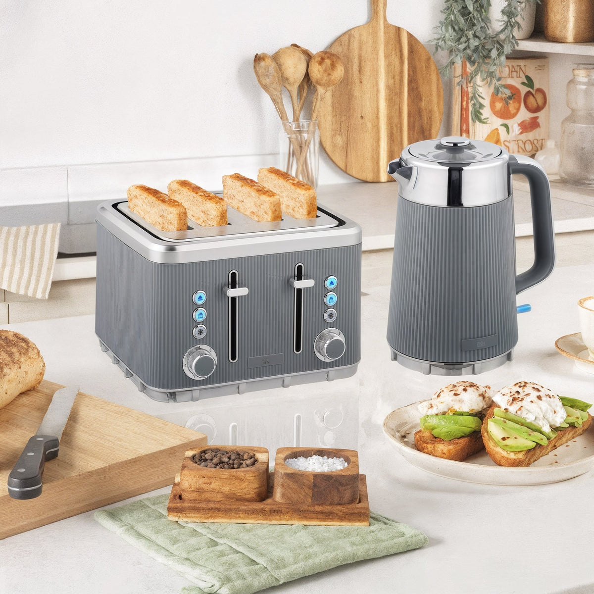 Gray four slice toaster with silver accents and blue illuminated buttons featuring 7 browning levels in HOMCOM toaster set with strix thermostat