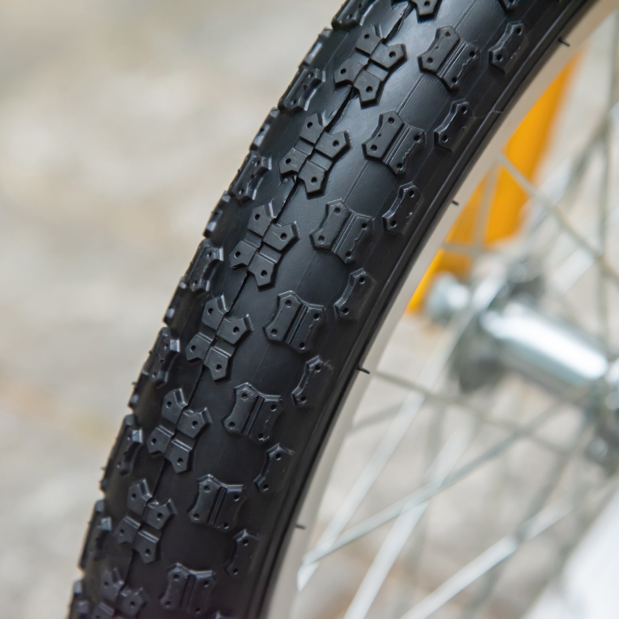 Black rubber bicycle tire with interlocking tread on homcom kids scooter featuring adjustable handlebar and dual braking
