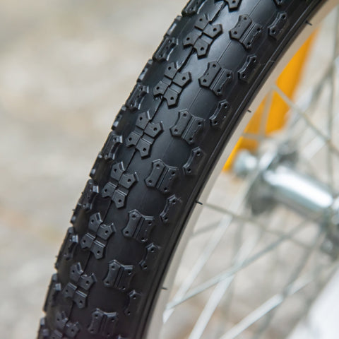 Black rubber bicycle tire with interlocking tread on homcom kids scooter featuring adjustable handlebar and dual braking