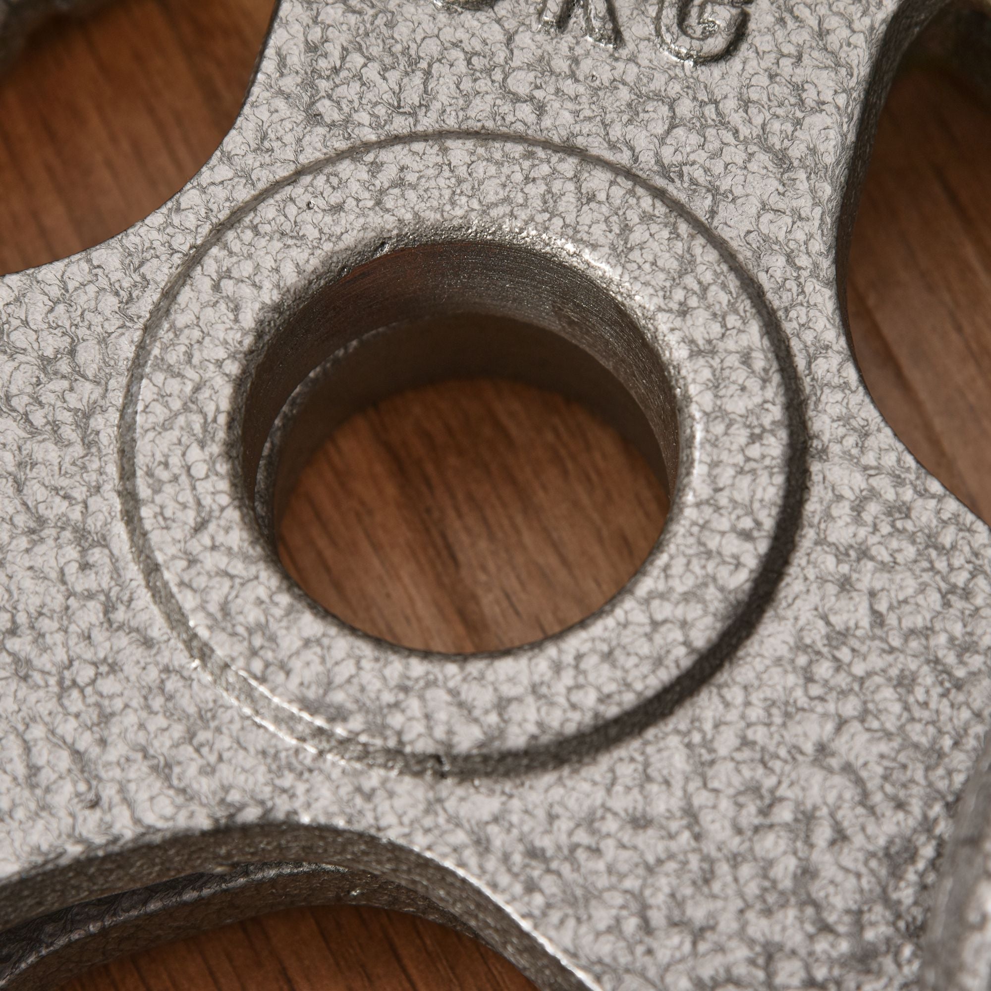 Silver speckled cast iron 5kg plate with textured finish and centre hole for easy hand grip on dumbbell barbell set