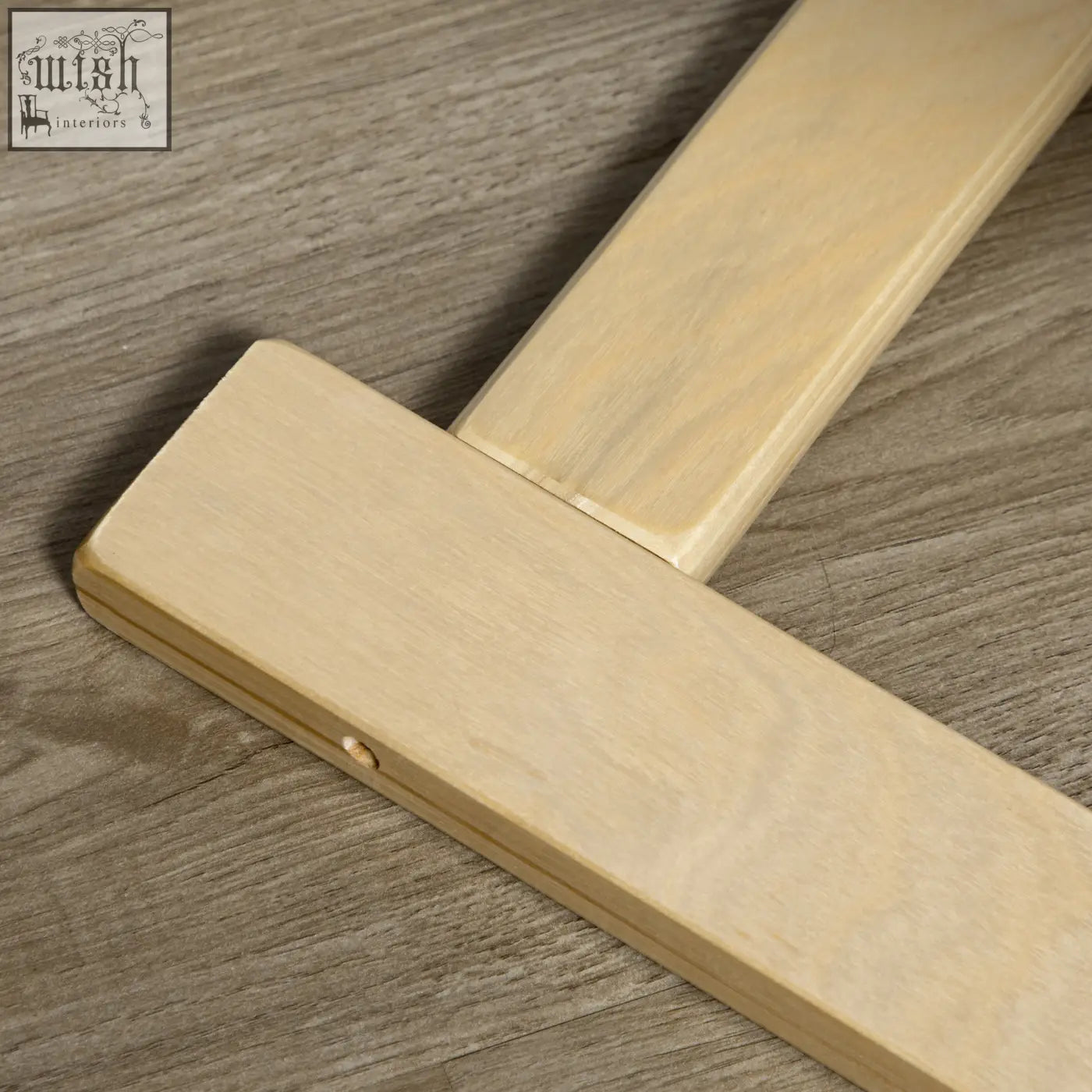 Light-colored birch wood t-square with smooth finish on the birch wood frame of homcom wooden lounging chair